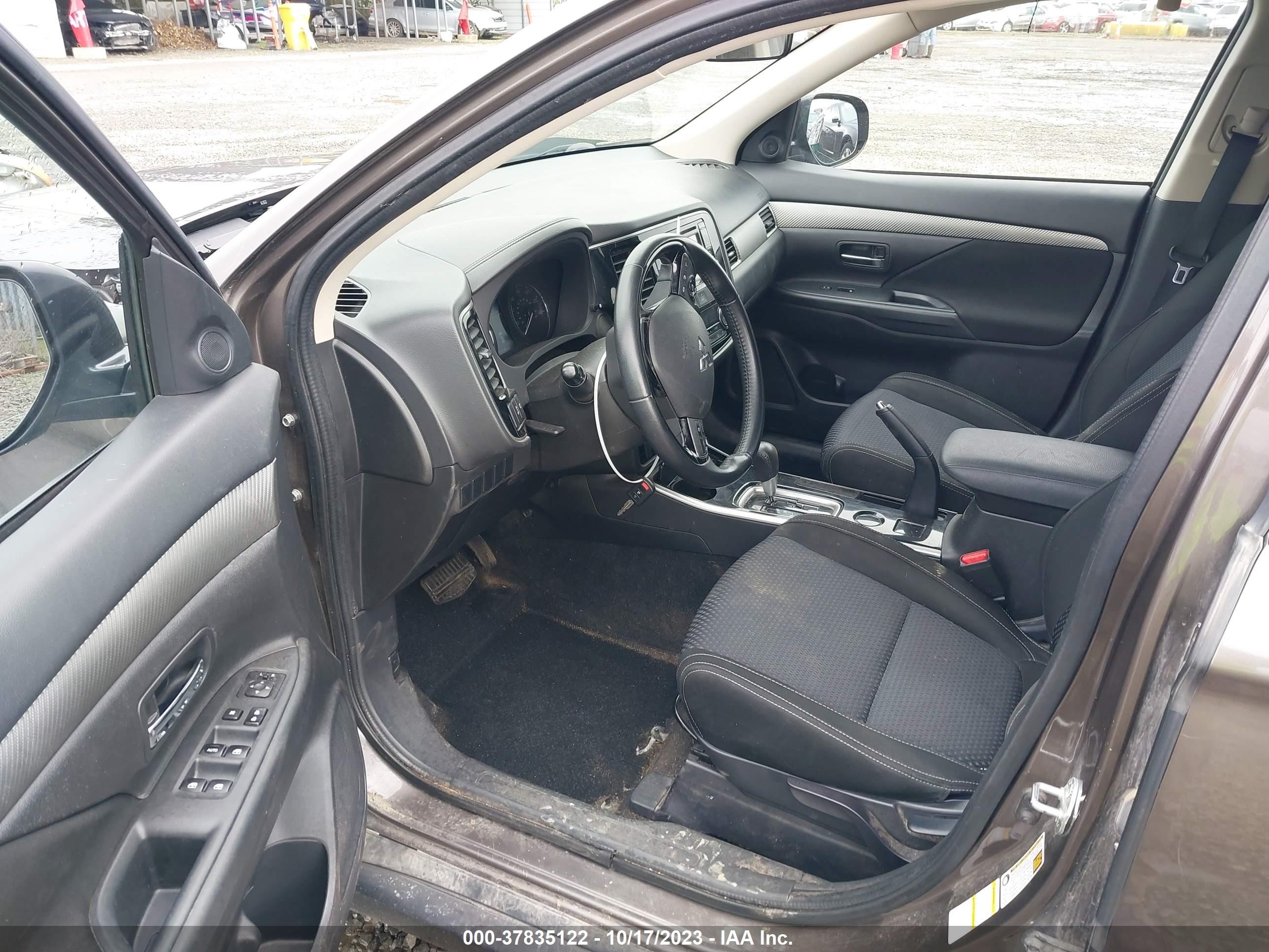 Photo 4 VIN: JA4AD2A30HZ070743 - MITSUBISHI OUTLANDER 