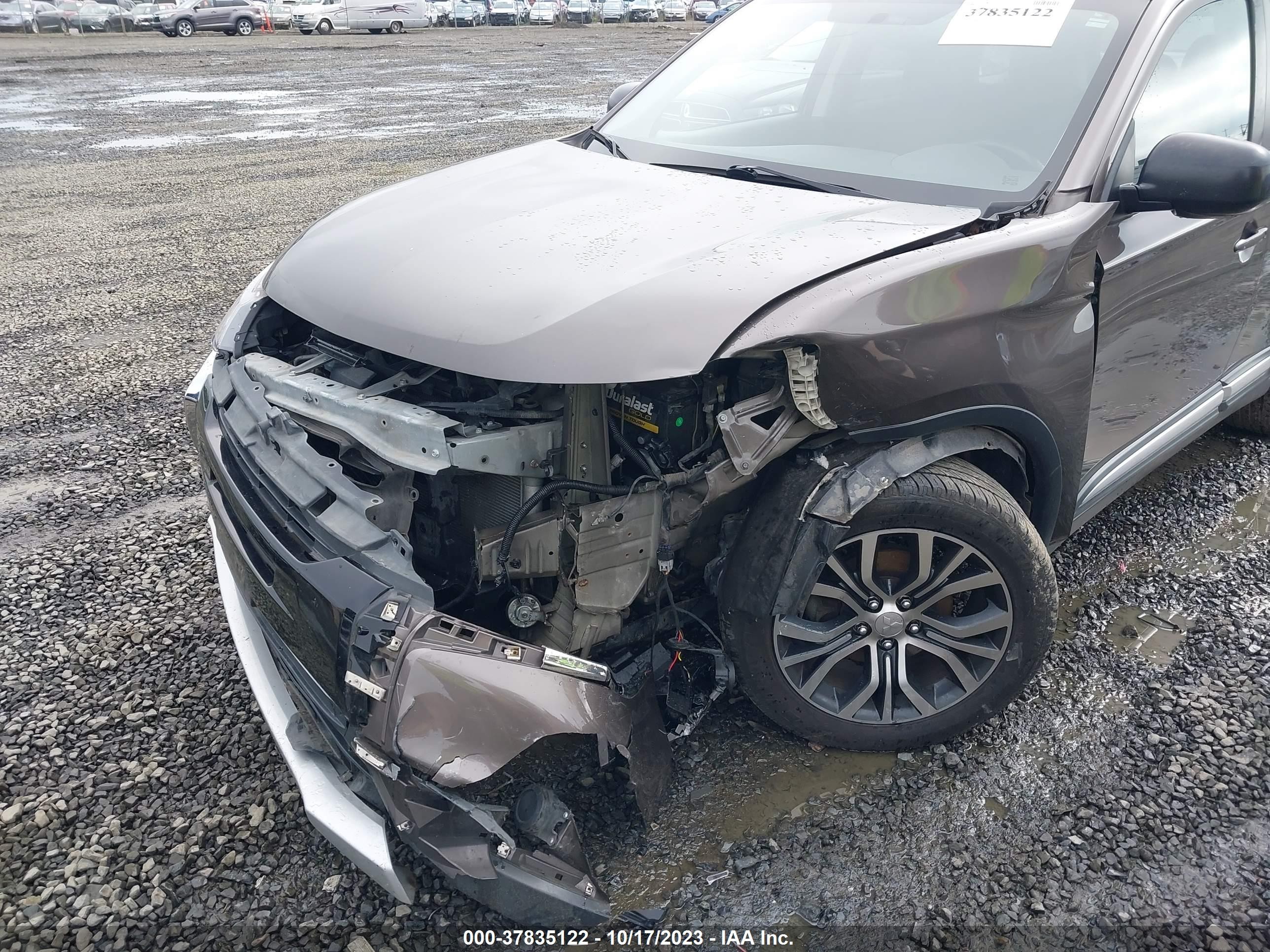 Photo 5 VIN: JA4AD2A30HZ070743 - MITSUBISHI OUTLANDER 