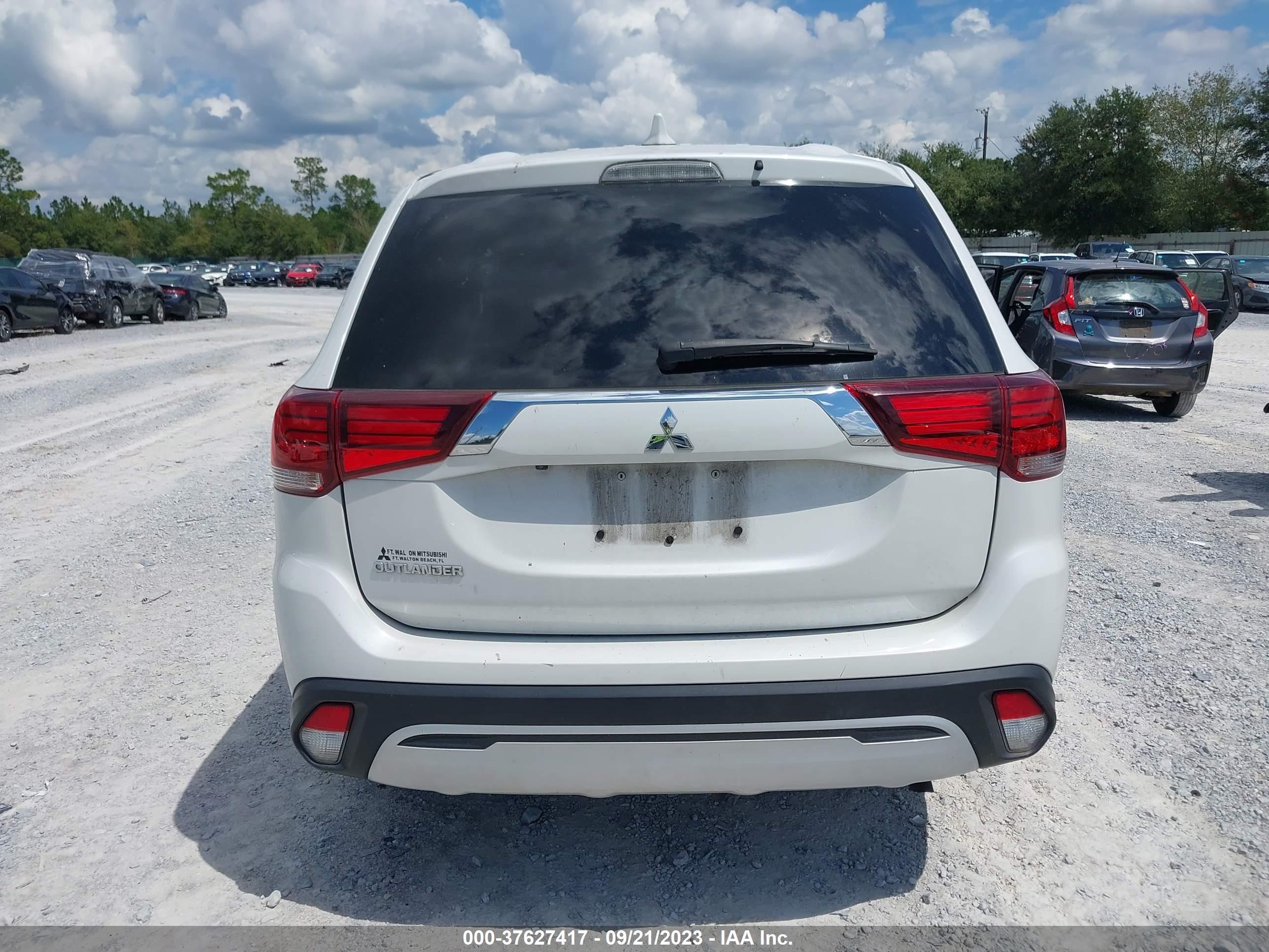 Photo 16 VIN: JA4AD2A30LZ045852 - MITSUBISHI OUTLANDER 