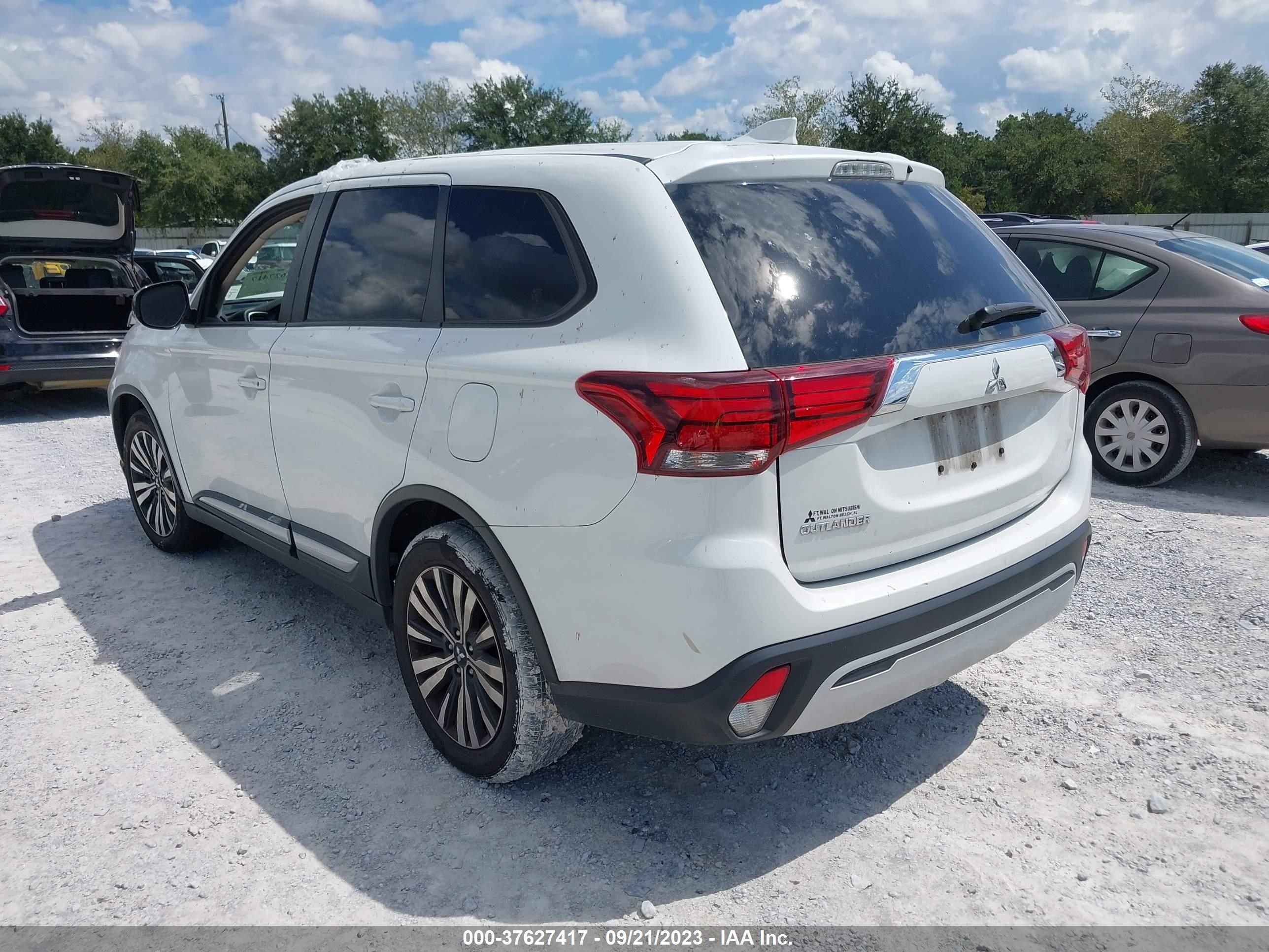 Photo 2 VIN: JA4AD2A30LZ045852 - MITSUBISHI OUTLANDER 