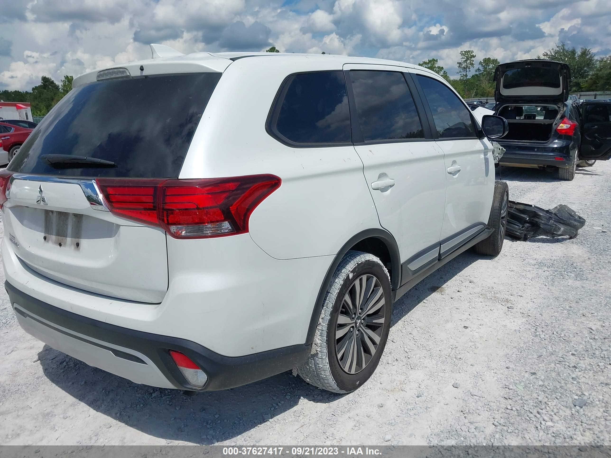 Photo 3 VIN: JA4AD2A30LZ045852 - MITSUBISHI OUTLANDER 