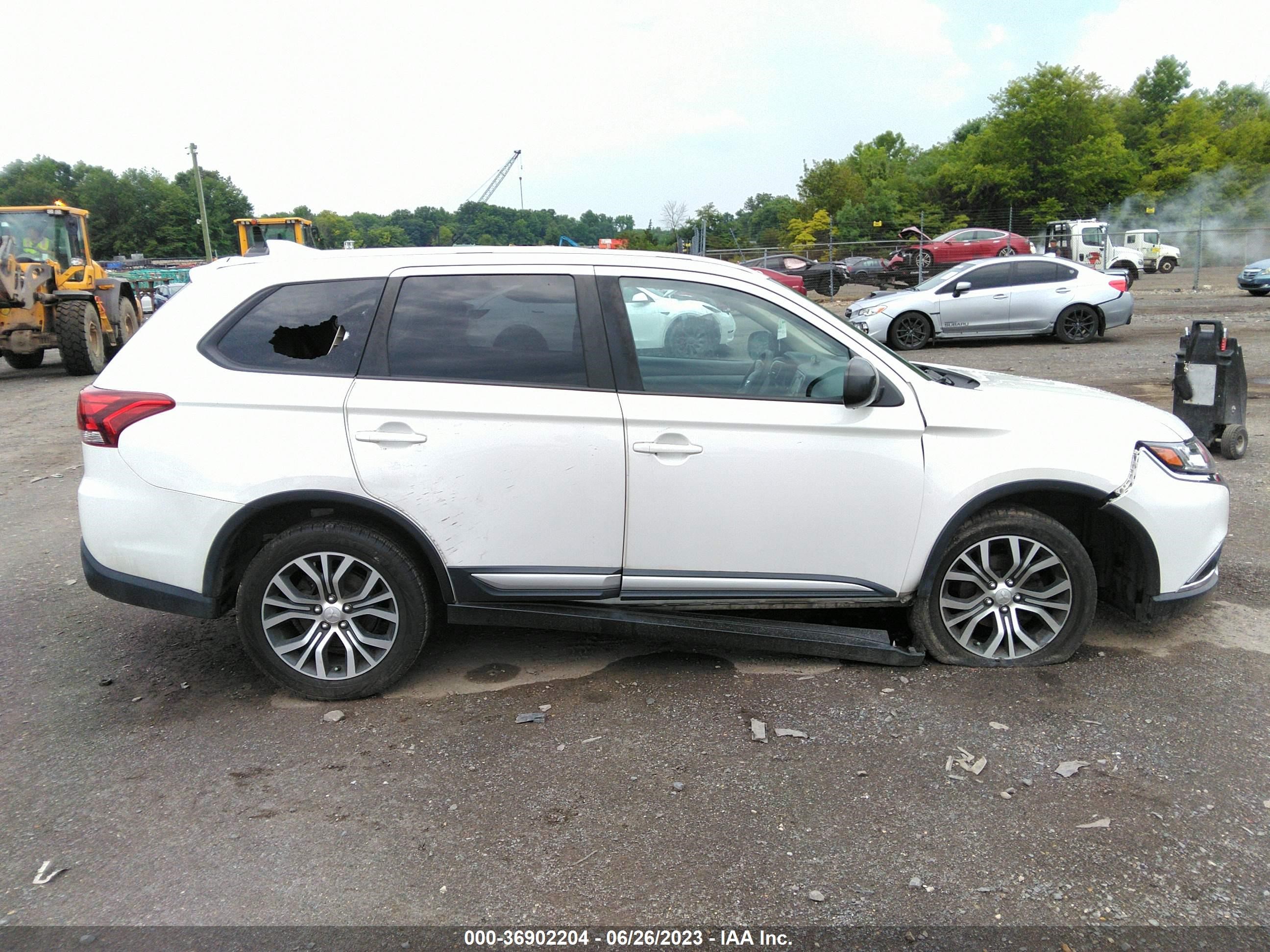 Photo 12 VIN: JA4AD2A31JZ068683 - MITSUBISHI OUTLANDER 