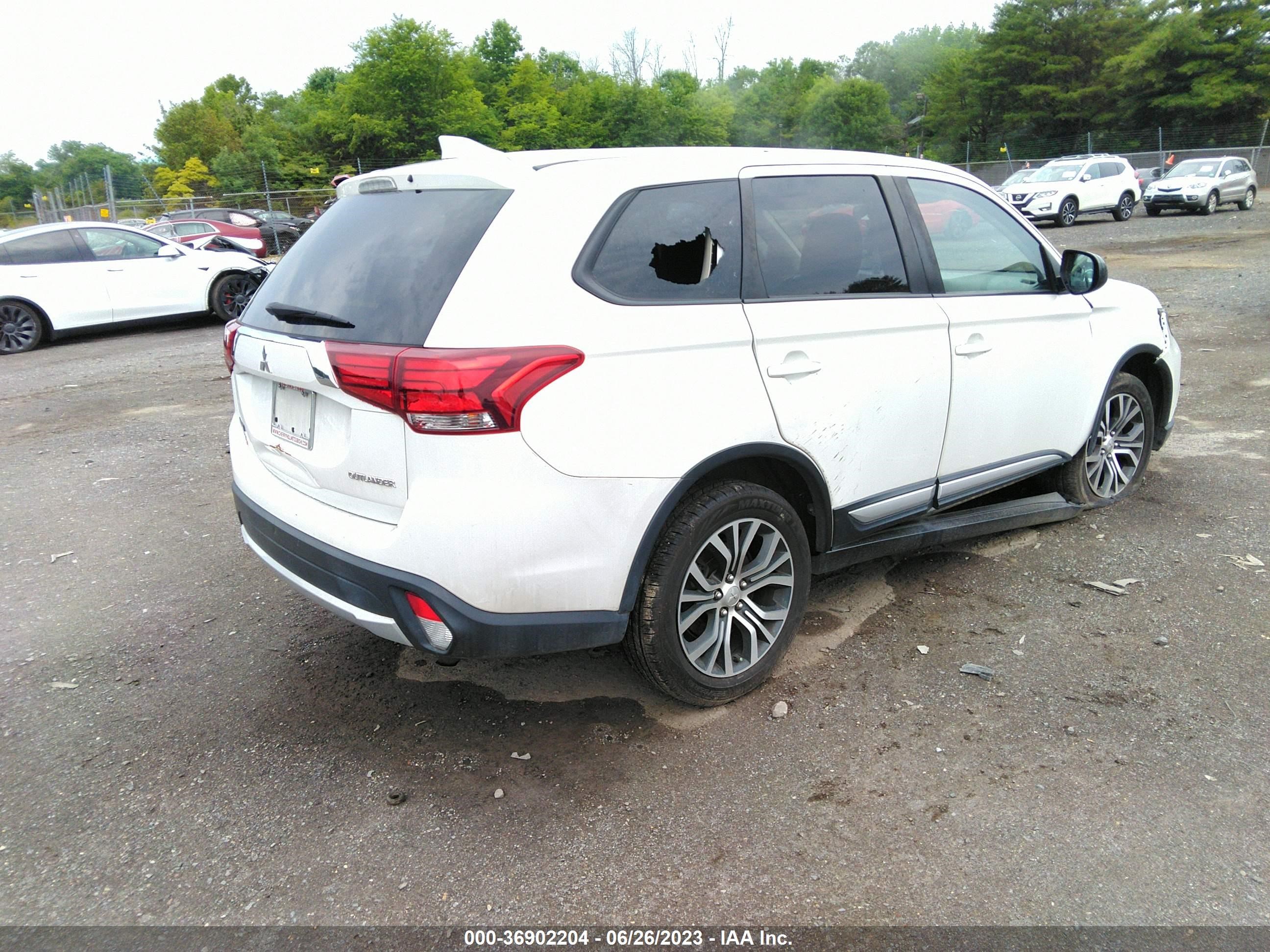 Photo 3 VIN: JA4AD2A31JZ068683 - MITSUBISHI OUTLANDER 