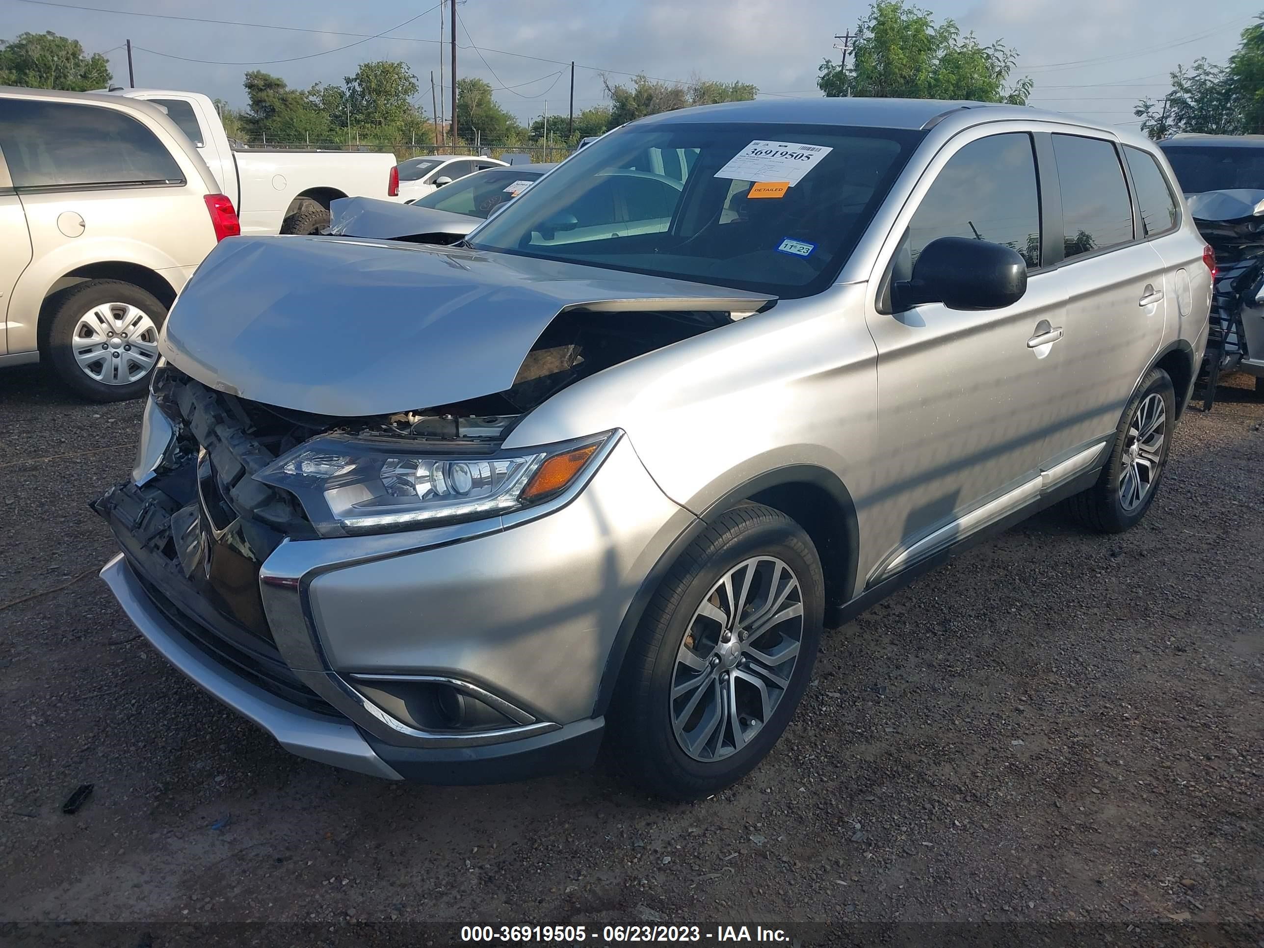 Photo 1 VIN: JA4AD2A32JZ002269 - MITSUBISHI OUTLANDER 