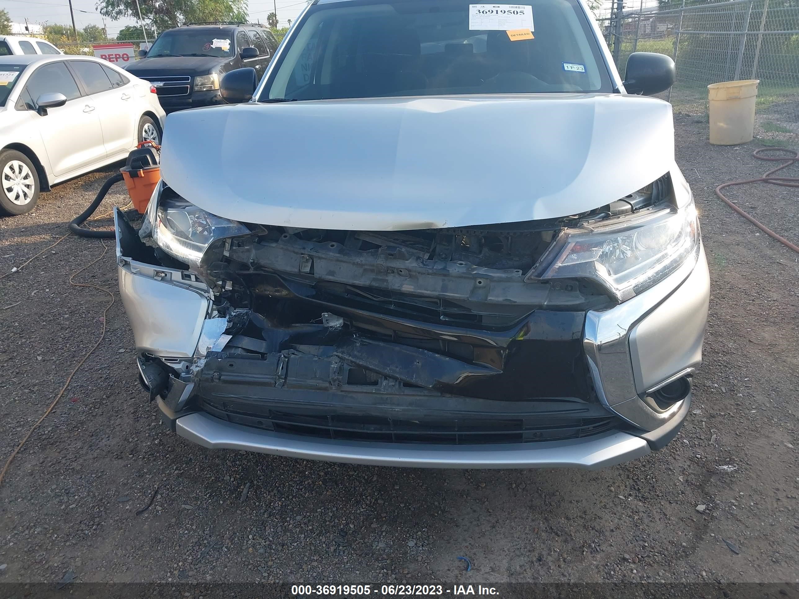 Photo 12 VIN: JA4AD2A32JZ002269 - MITSUBISHI OUTLANDER 