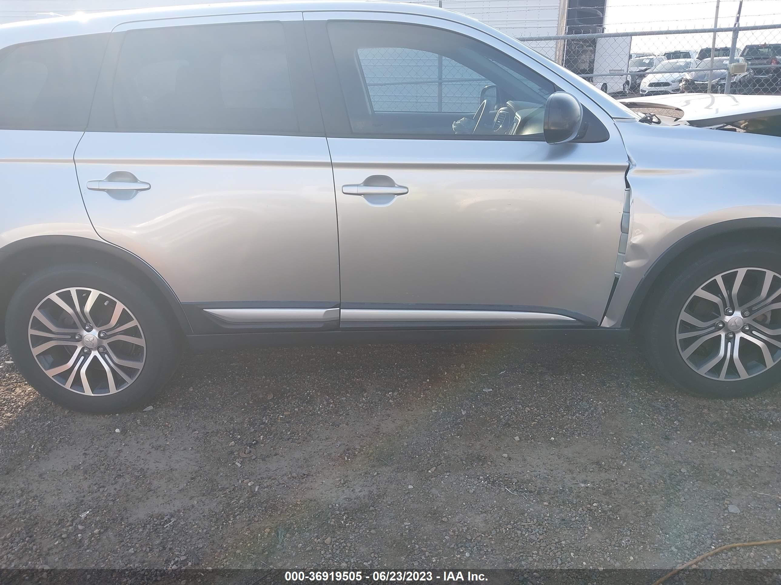 Photo 13 VIN: JA4AD2A32JZ002269 - MITSUBISHI OUTLANDER 