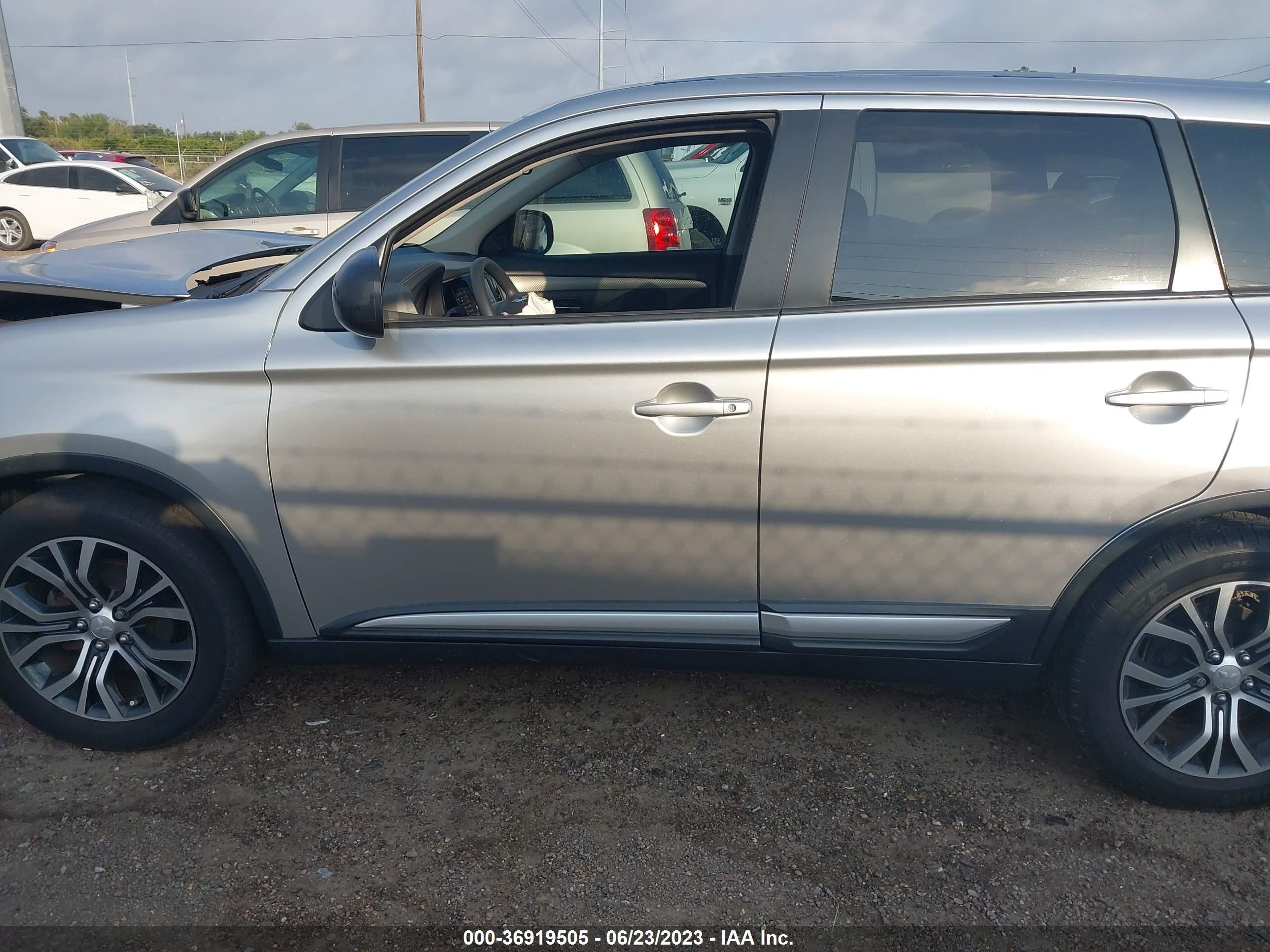 Photo 14 VIN: JA4AD2A32JZ002269 - MITSUBISHI OUTLANDER 