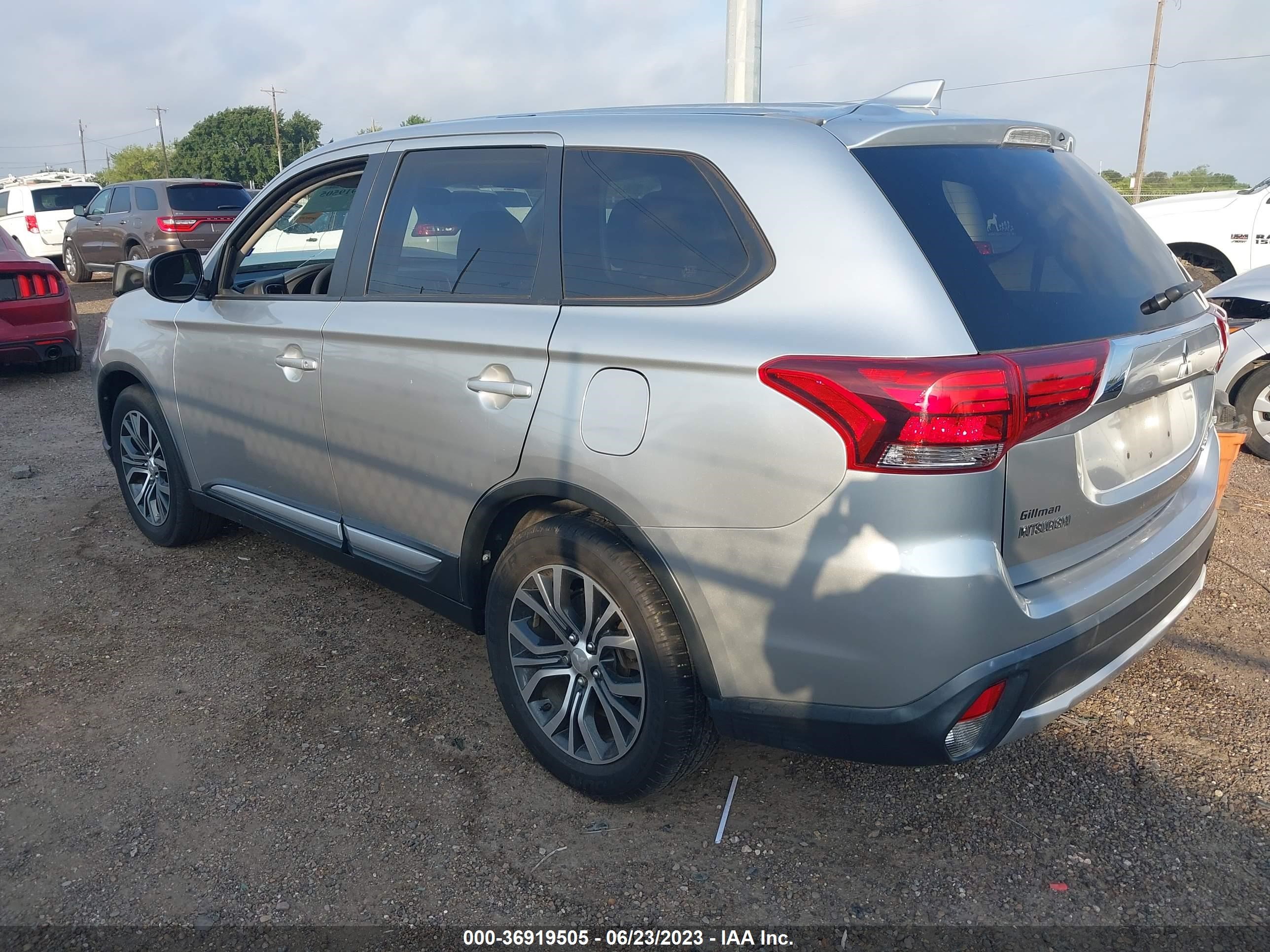 Photo 2 VIN: JA4AD2A32JZ002269 - MITSUBISHI OUTLANDER 