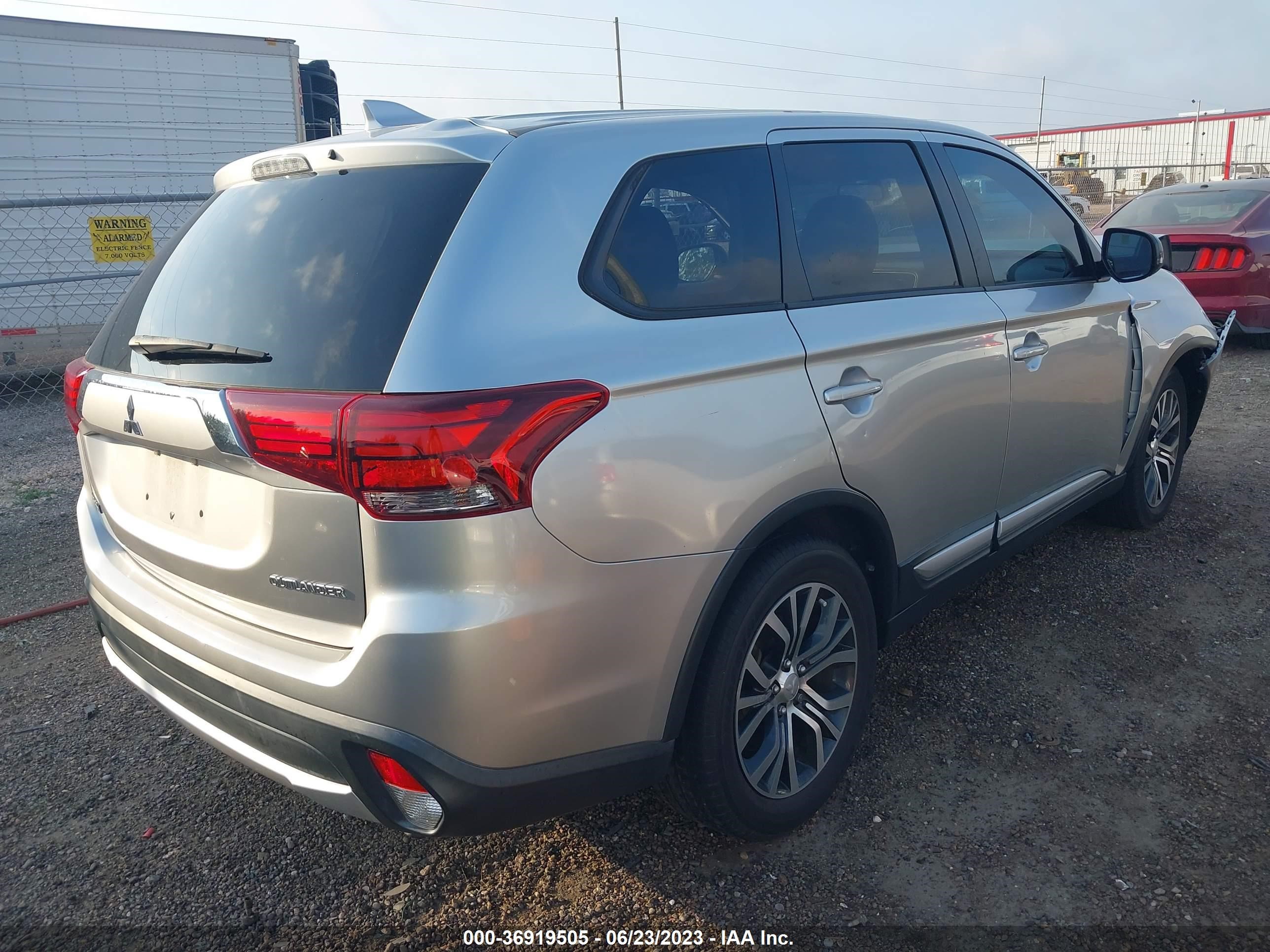 Photo 3 VIN: JA4AD2A32JZ002269 - MITSUBISHI OUTLANDER 