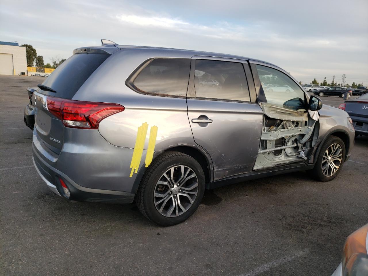 Photo 2 VIN: JA4AD2A33HZ030348 - MITSUBISHI OUTLANDER 