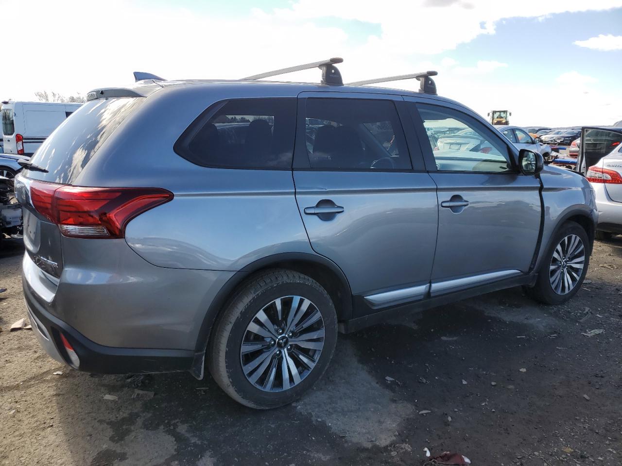 Photo 2 VIN: JA4AD2A33KZ047447 - MITSUBISHI OUTLANDER 