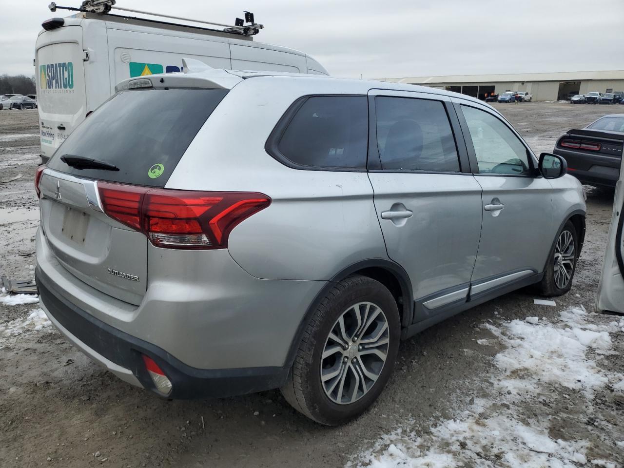 Photo 2 VIN: JA4AD2A34JZ038061 - MITSUBISHI OUTLANDER 