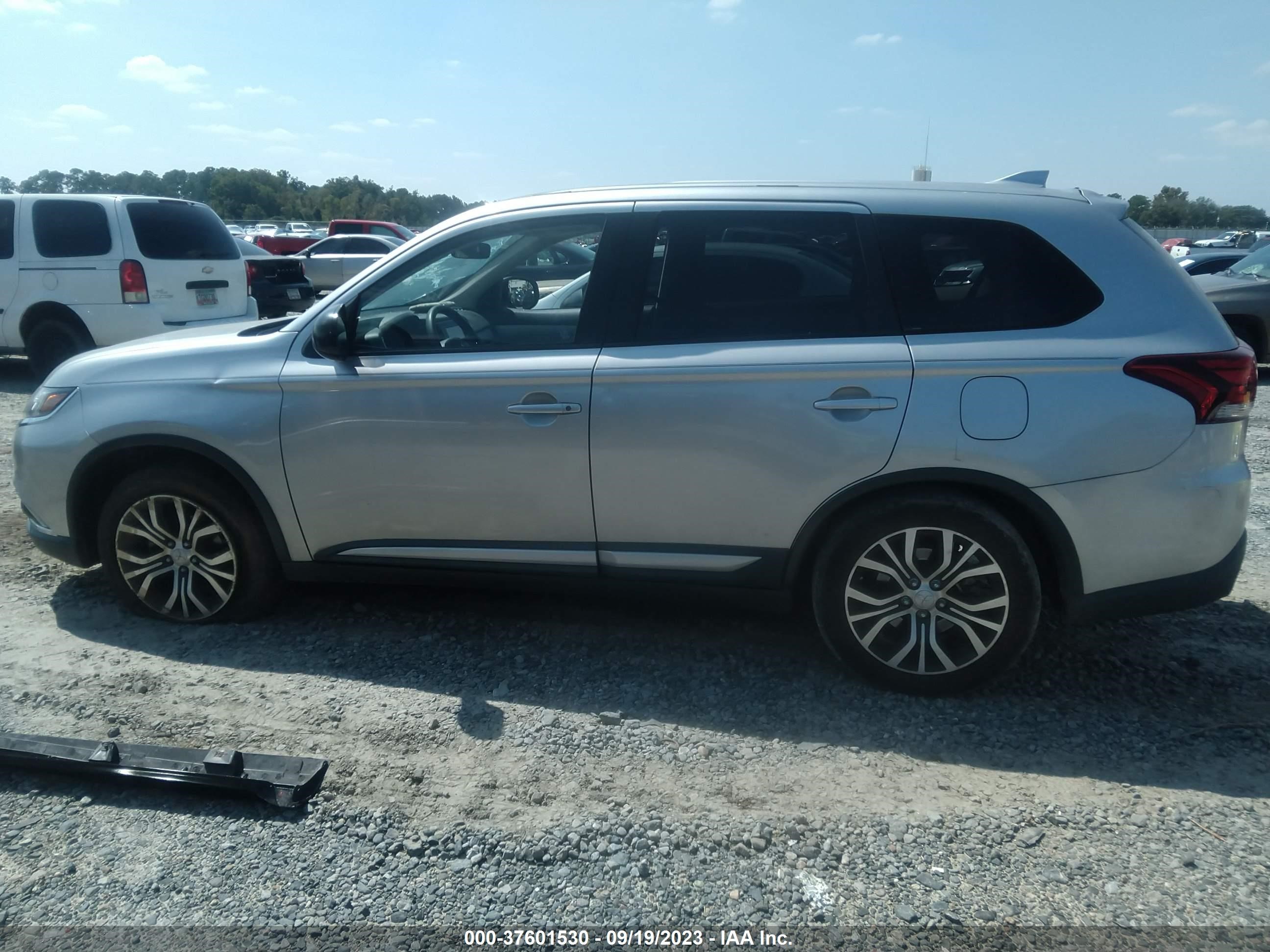 Photo 13 VIN: JA4AD2A38JZ051797 - MITSUBISHI OUTLANDER 