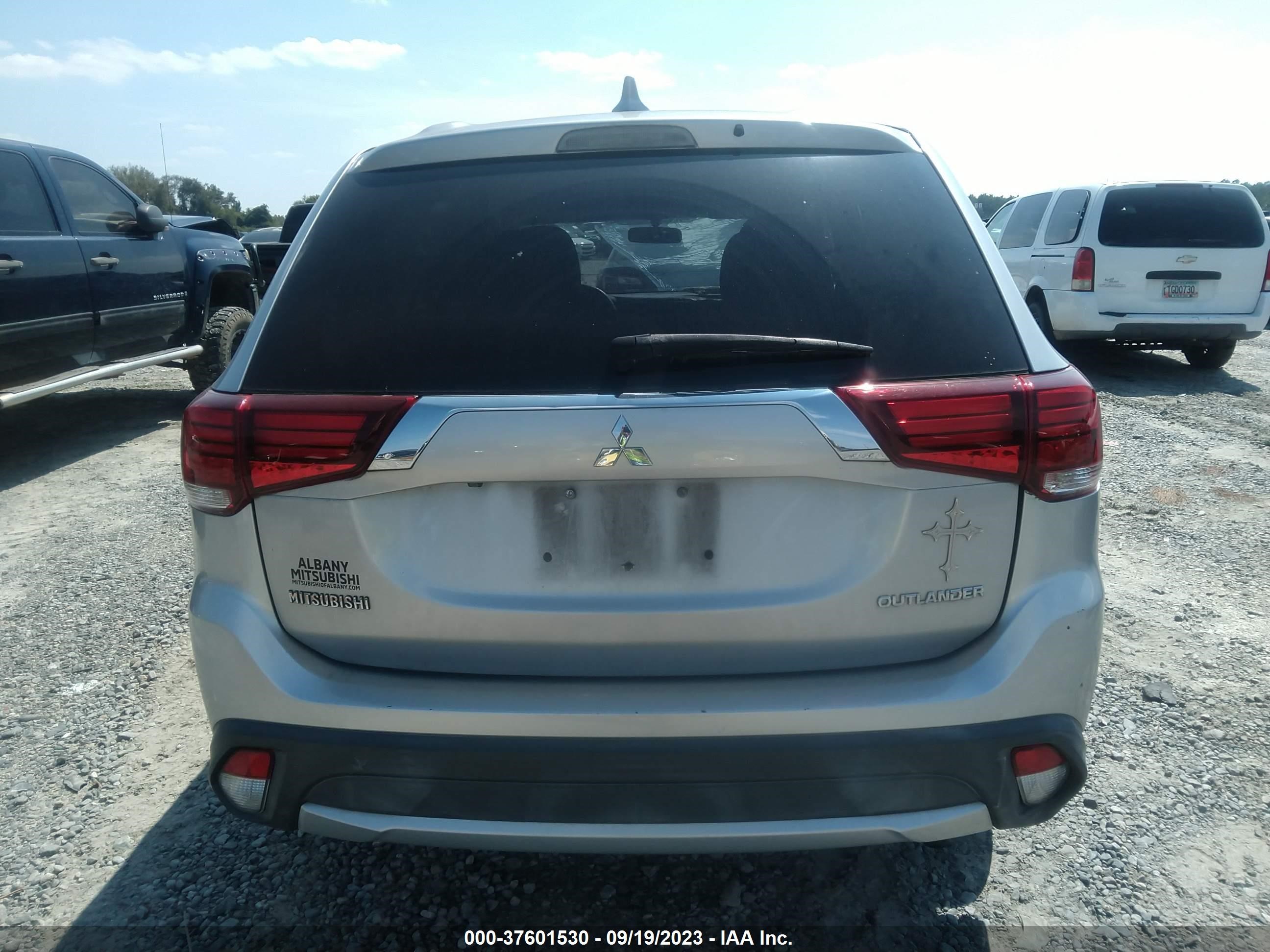 Photo 15 VIN: JA4AD2A38JZ051797 - MITSUBISHI OUTLANDER 