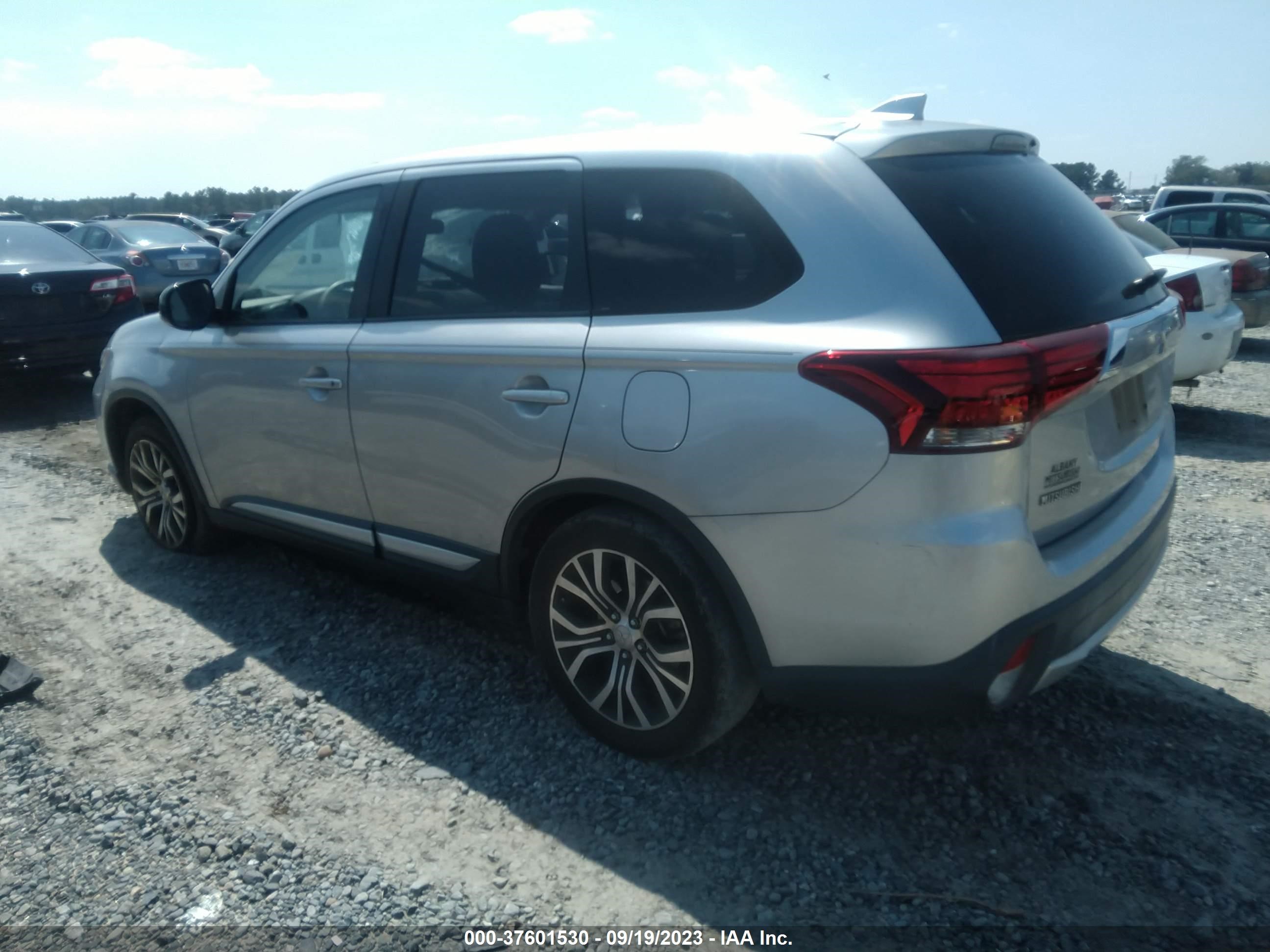 Photo 2 VIN: JA4AD2A38JZ051797 - MITSUBISHI OUTLANDER 