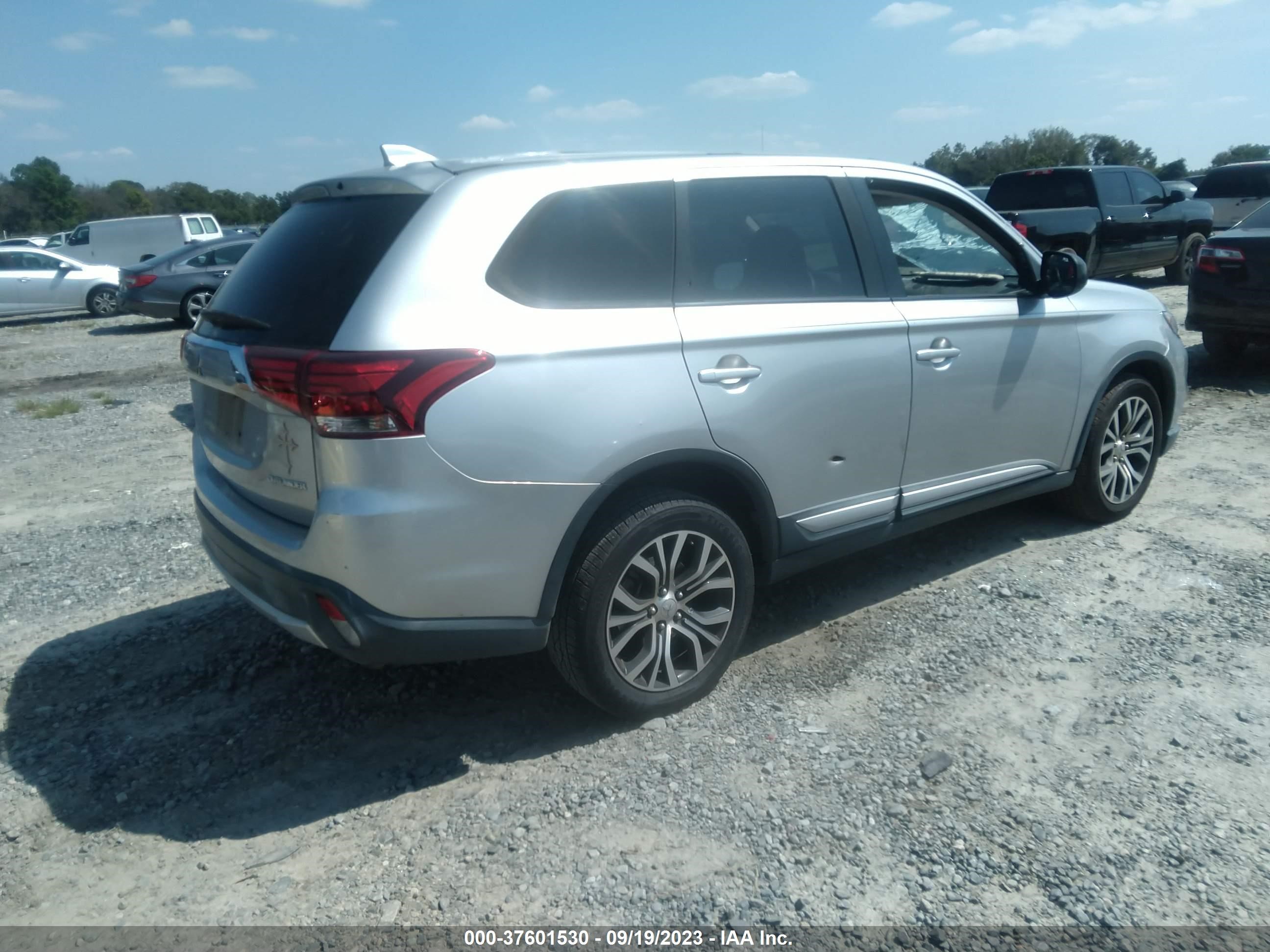 Photo 3 VIN: JA4AD2A38JZ051797 - MITSUBISHI OUTLANDER 