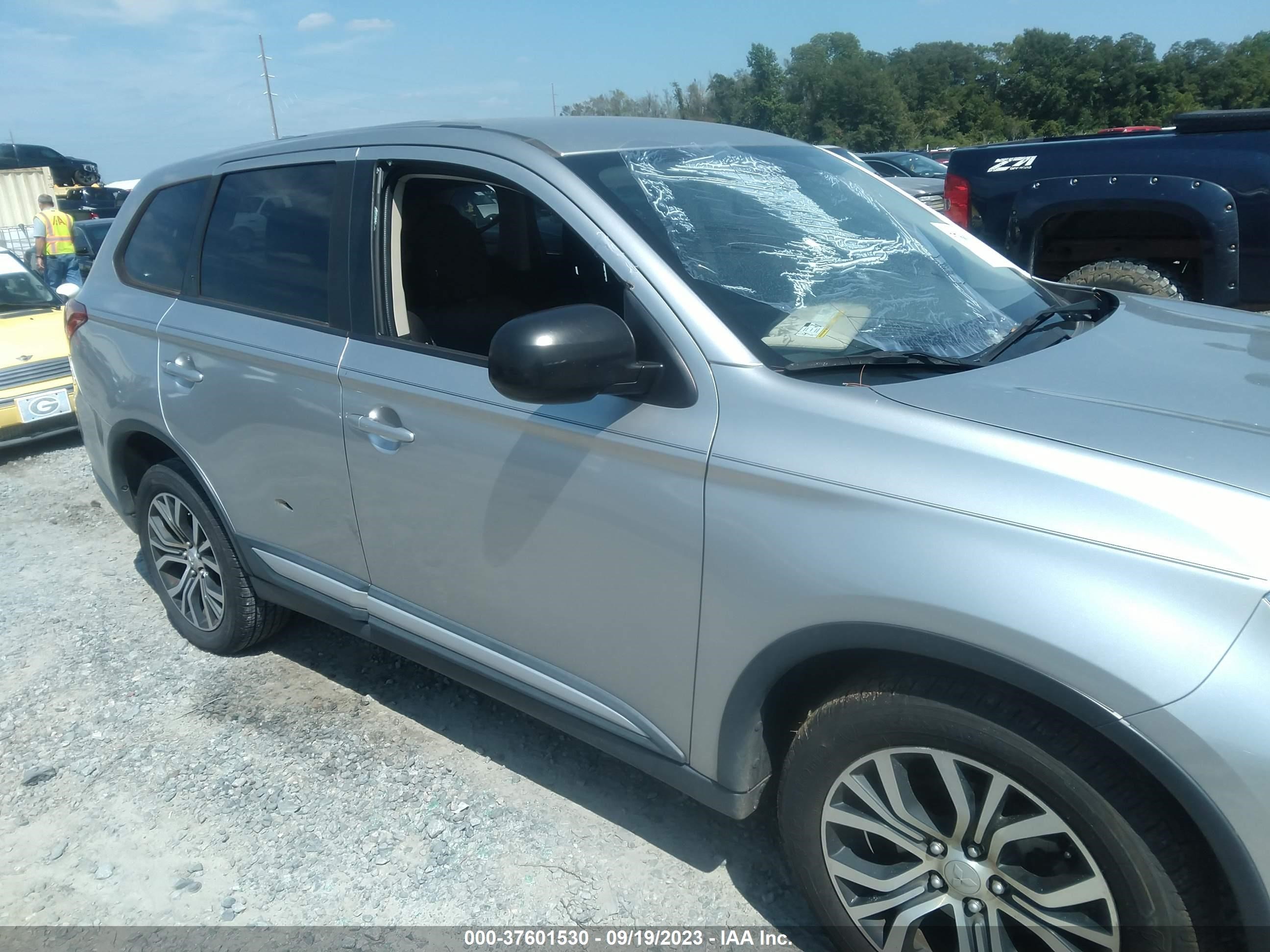 Photo 5 VIN: JA4AD2A38JZ051797 - MITSUBISHI OUTLANDER 