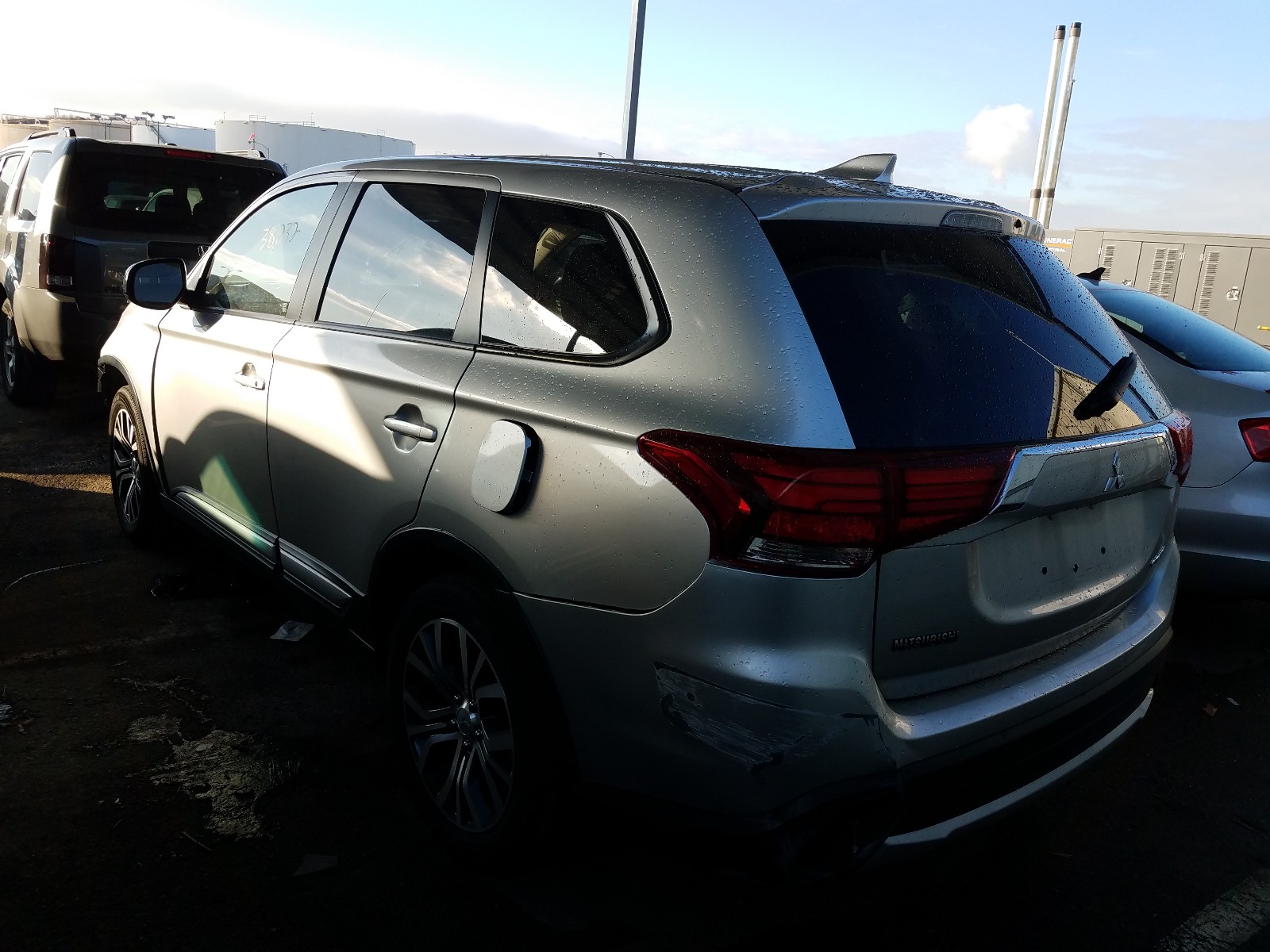 Photo 2 VIN: JA4AD2A38JZ063741 - MITSUBISHI OUTLANDER 