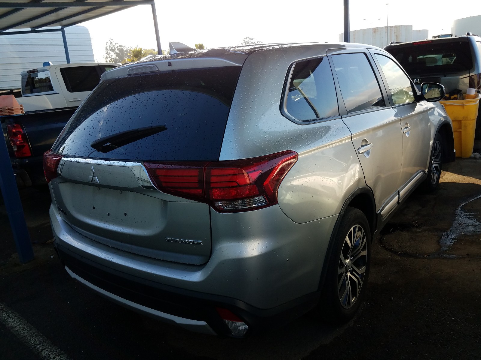 Photo 3 VIN: JA4AD2A38JZ063741 - MITSUBISHI OUTLANDER 