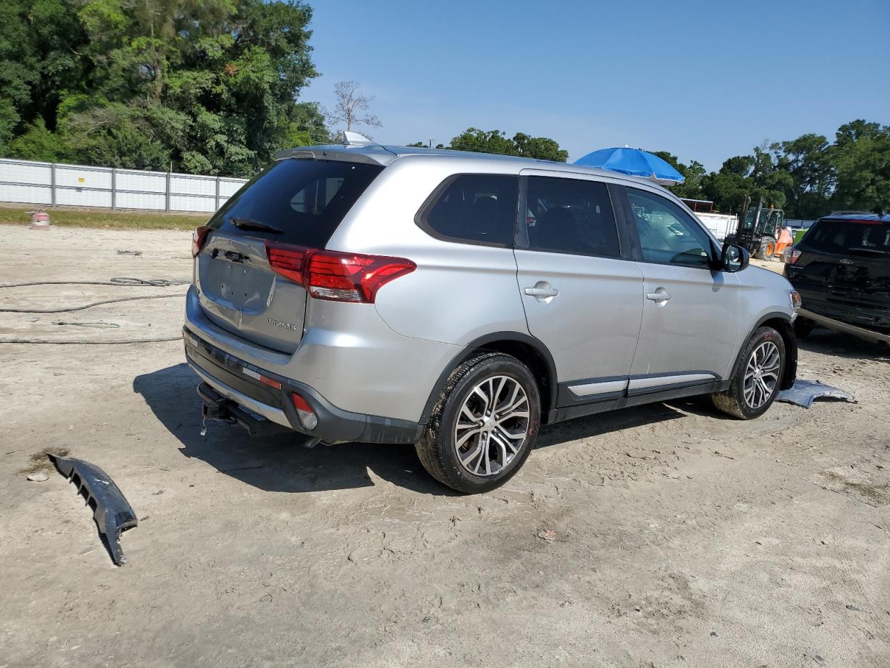 Photo 2 VIN: JA4AD2A39JJ002090 - MITSUBISHI OUTLANDER 