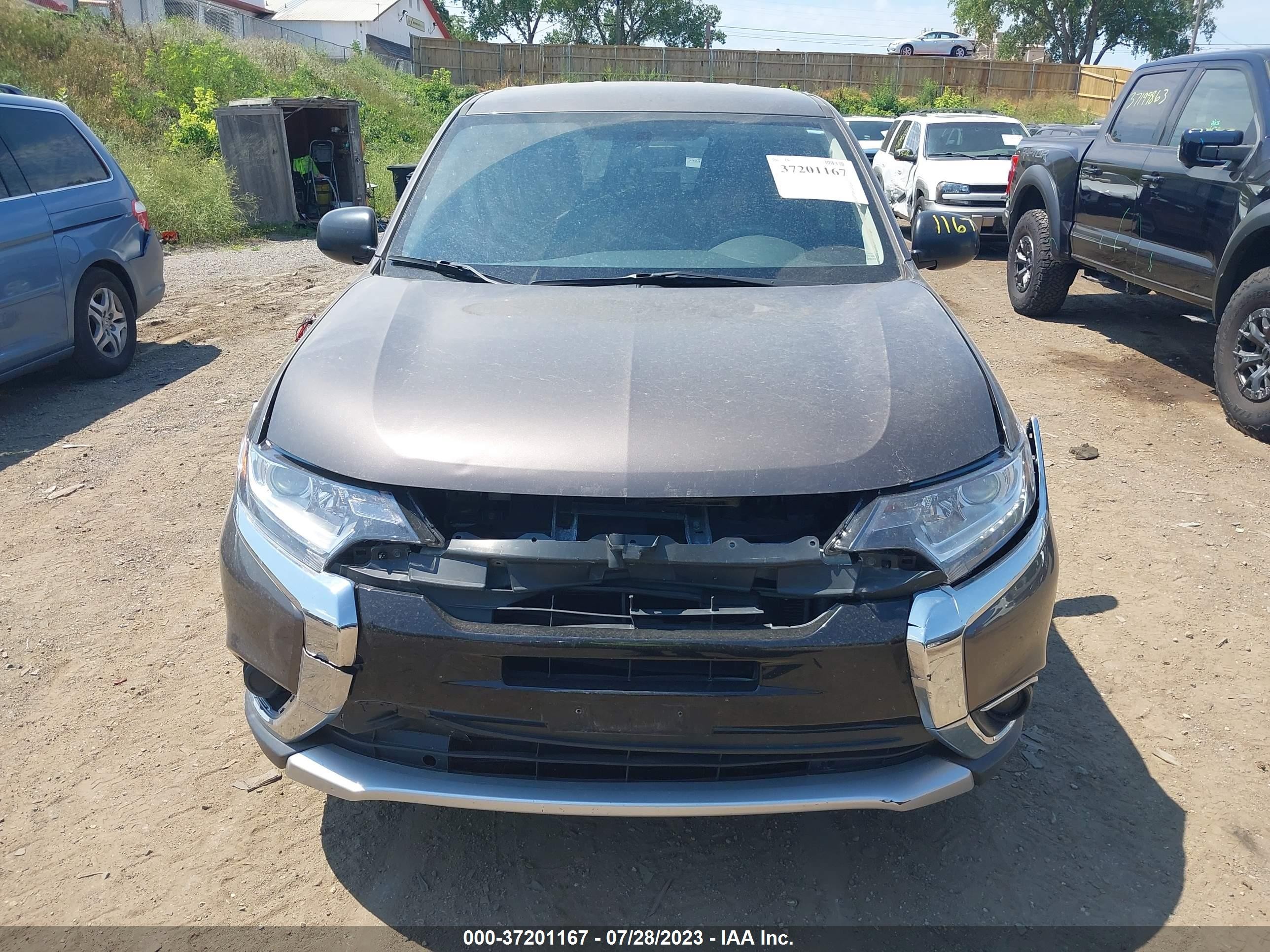 Photo 11 VIN: JA4AD2A39JZ063781 - MITSUBISHI OUTLANDER 