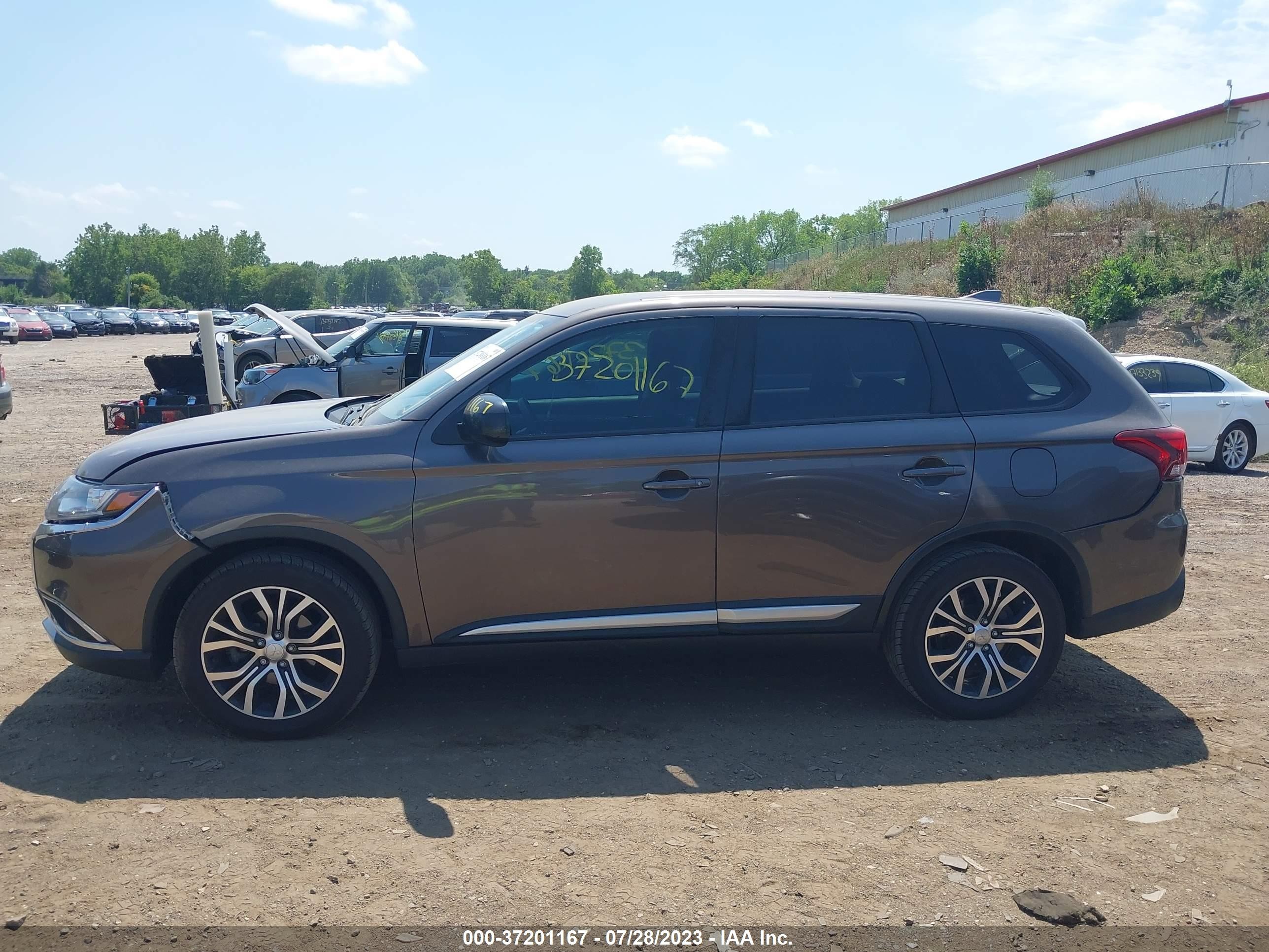 Photo 13 VIN: JA4AD2A39JZ063781 - MITSUBISHI OUTLANDER 