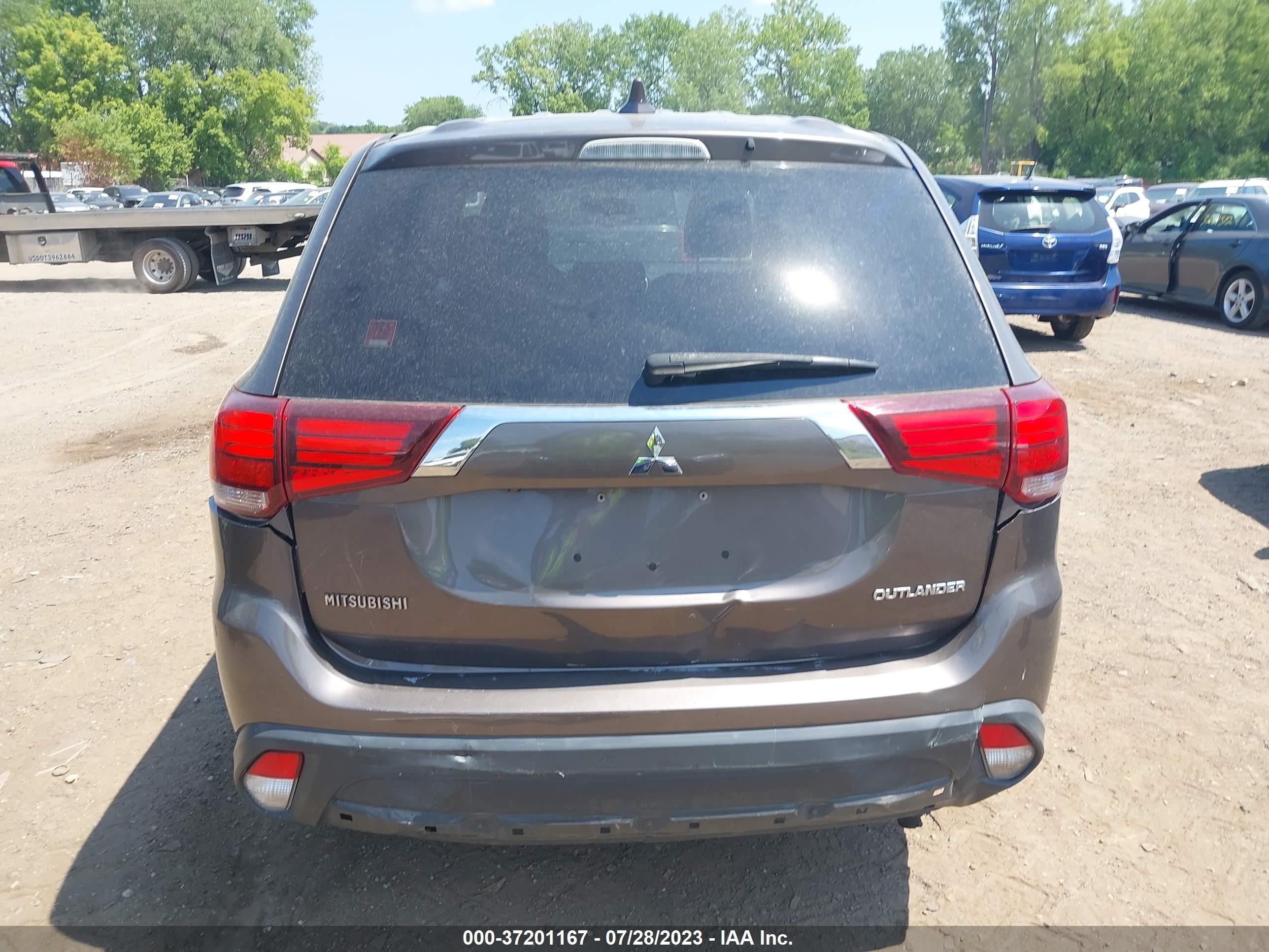 Photo 15 VIN: JA4AD2A39JZ063781 - MITSUBISHI OUTLANDER 