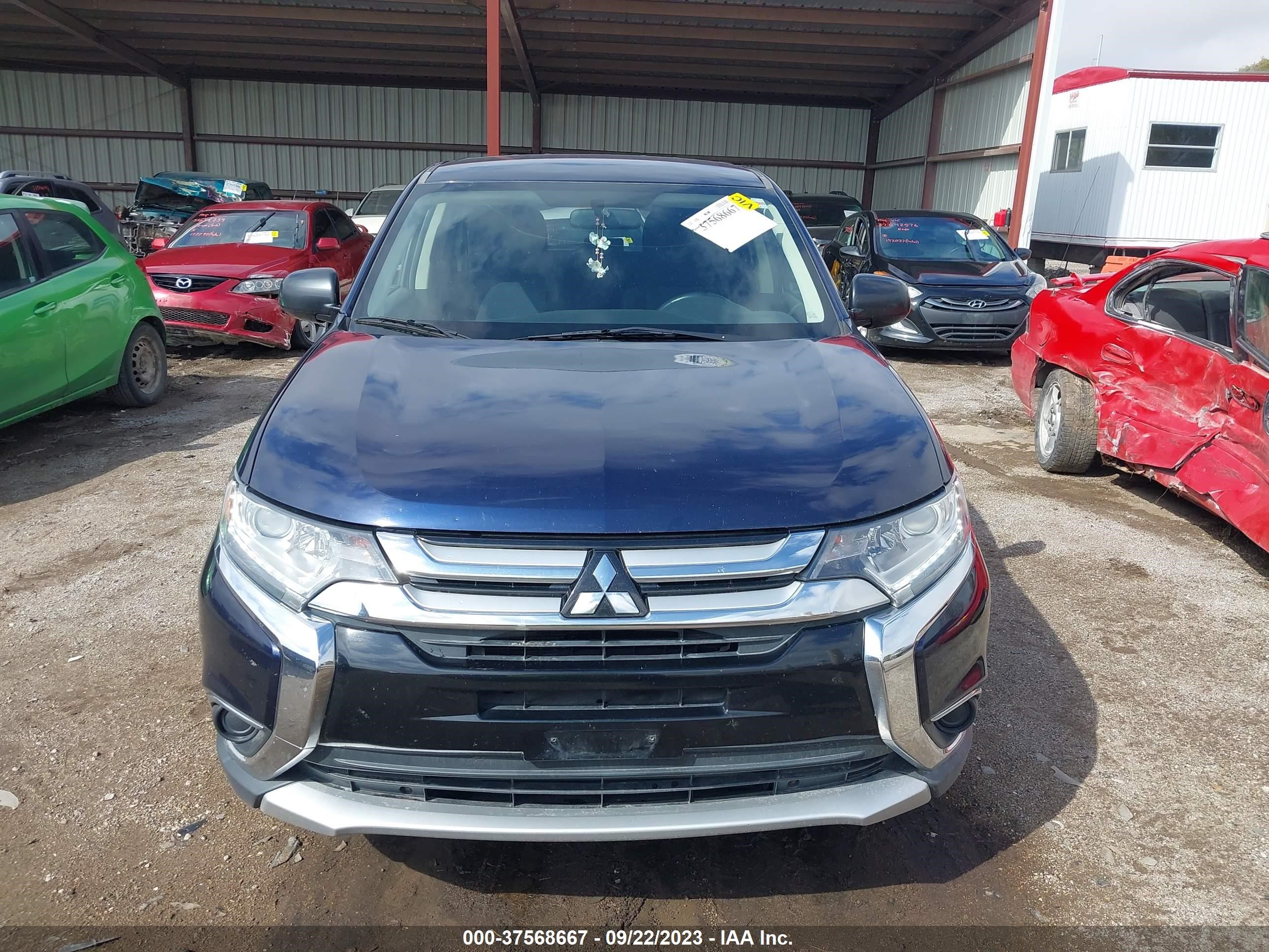 Photo 11 VIN: JA4AD2A3XHZ023123 - MITSUBISHI OUTLANDER 