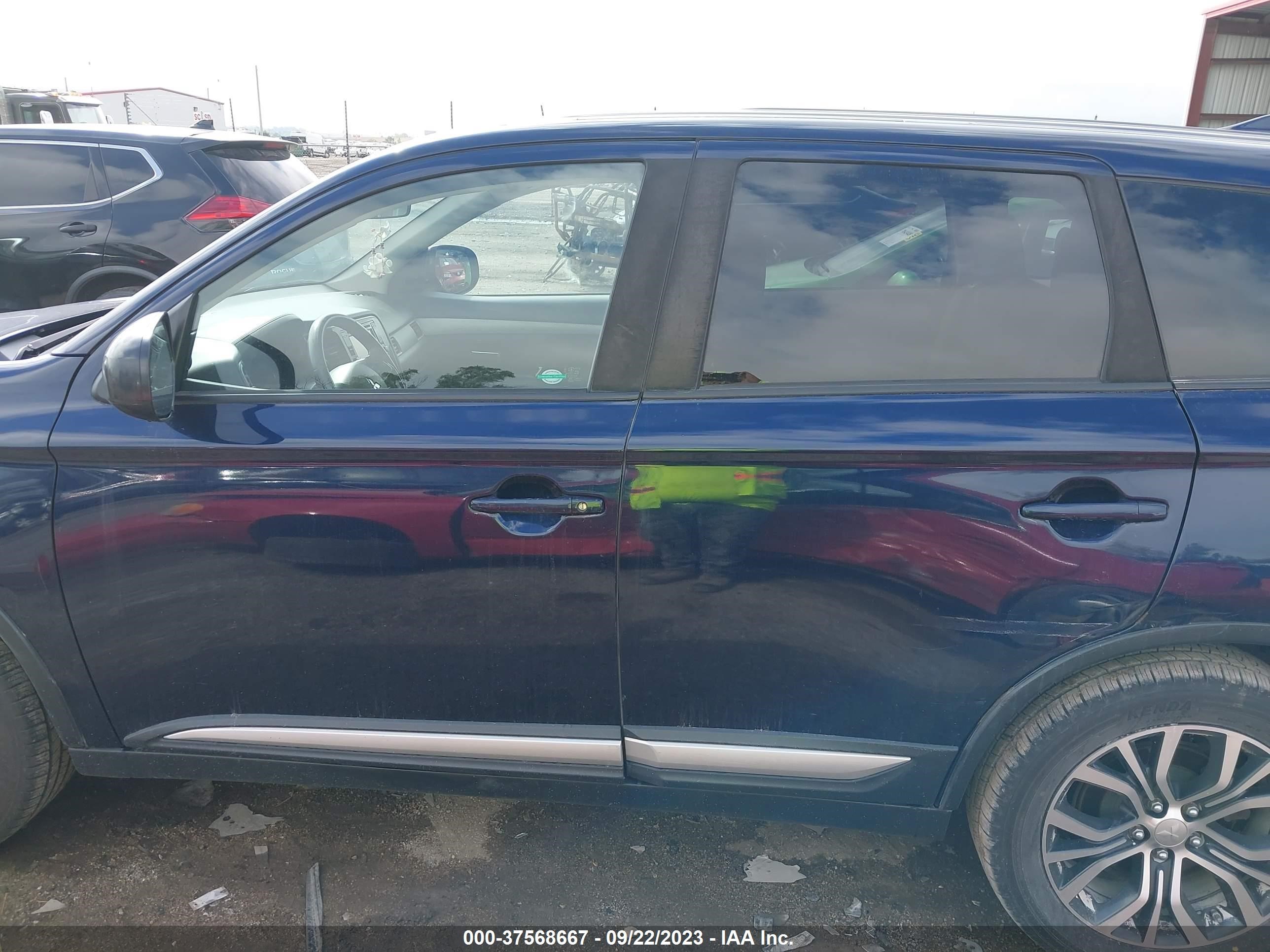 Photo 13 VIN: JA4AD2A3XHZ023123 - MITSUBISHI OUTLANDER 