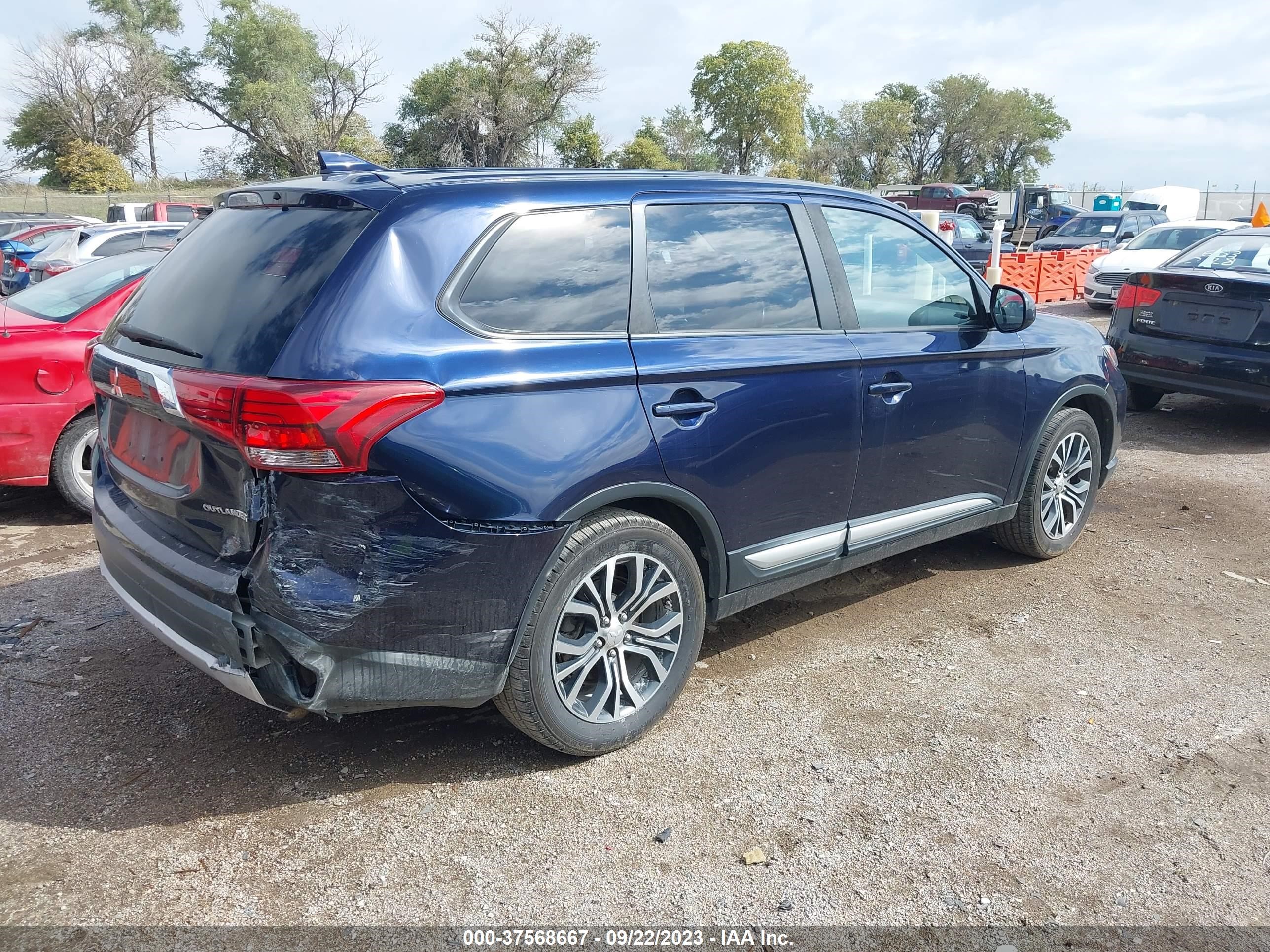 Photo 3 VIN: JA4AD2A3XHZ023123 - MITSUBISHI OUTLANDER 