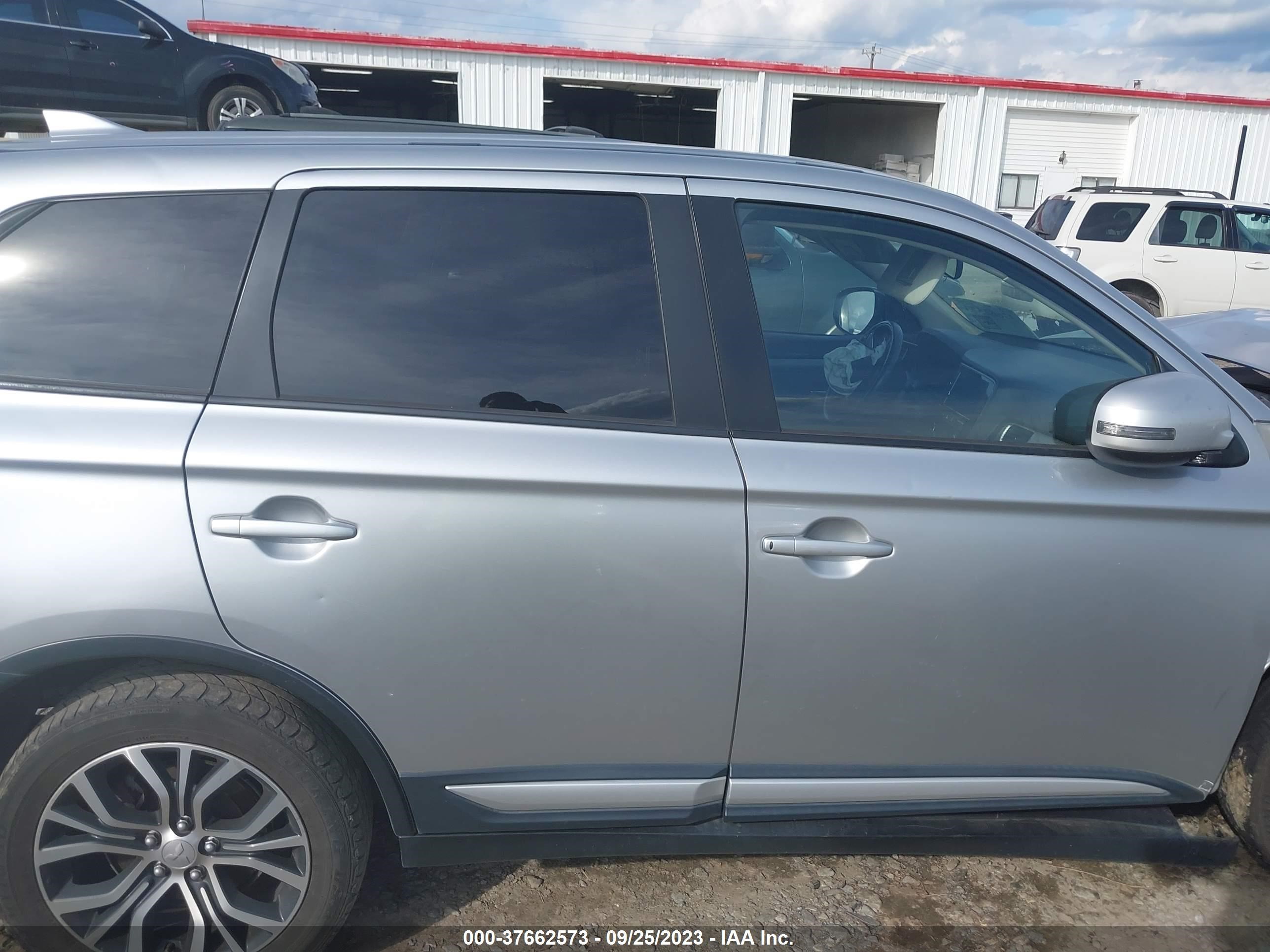 Photo 11 VIN: JA4AD3A30JJ001318 - MITSUBISHI OUTLANDER 