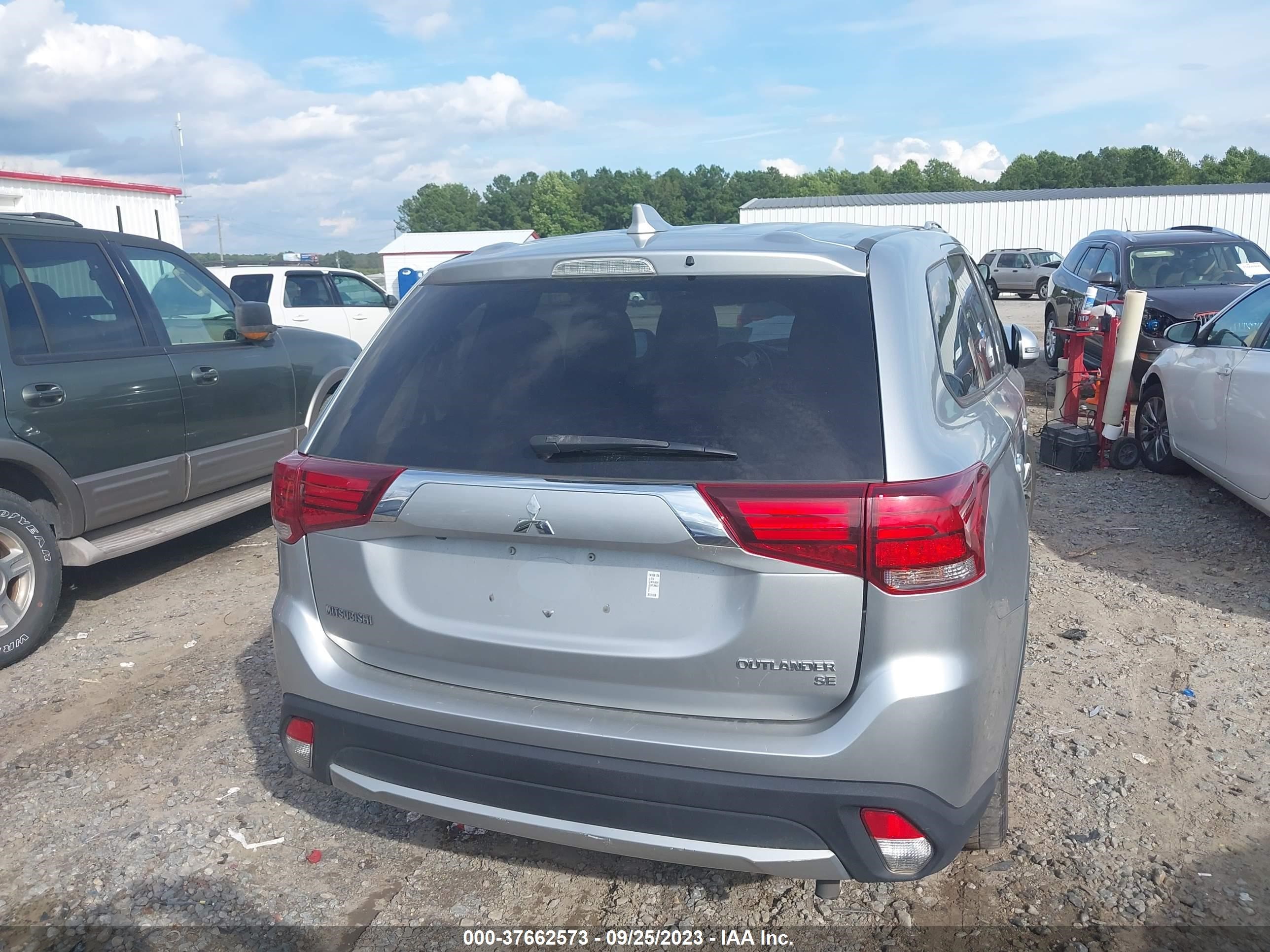 Photo 14 VIN: JA4AD3A30JJ001318 - MITSUBISHI OUTLANDER 