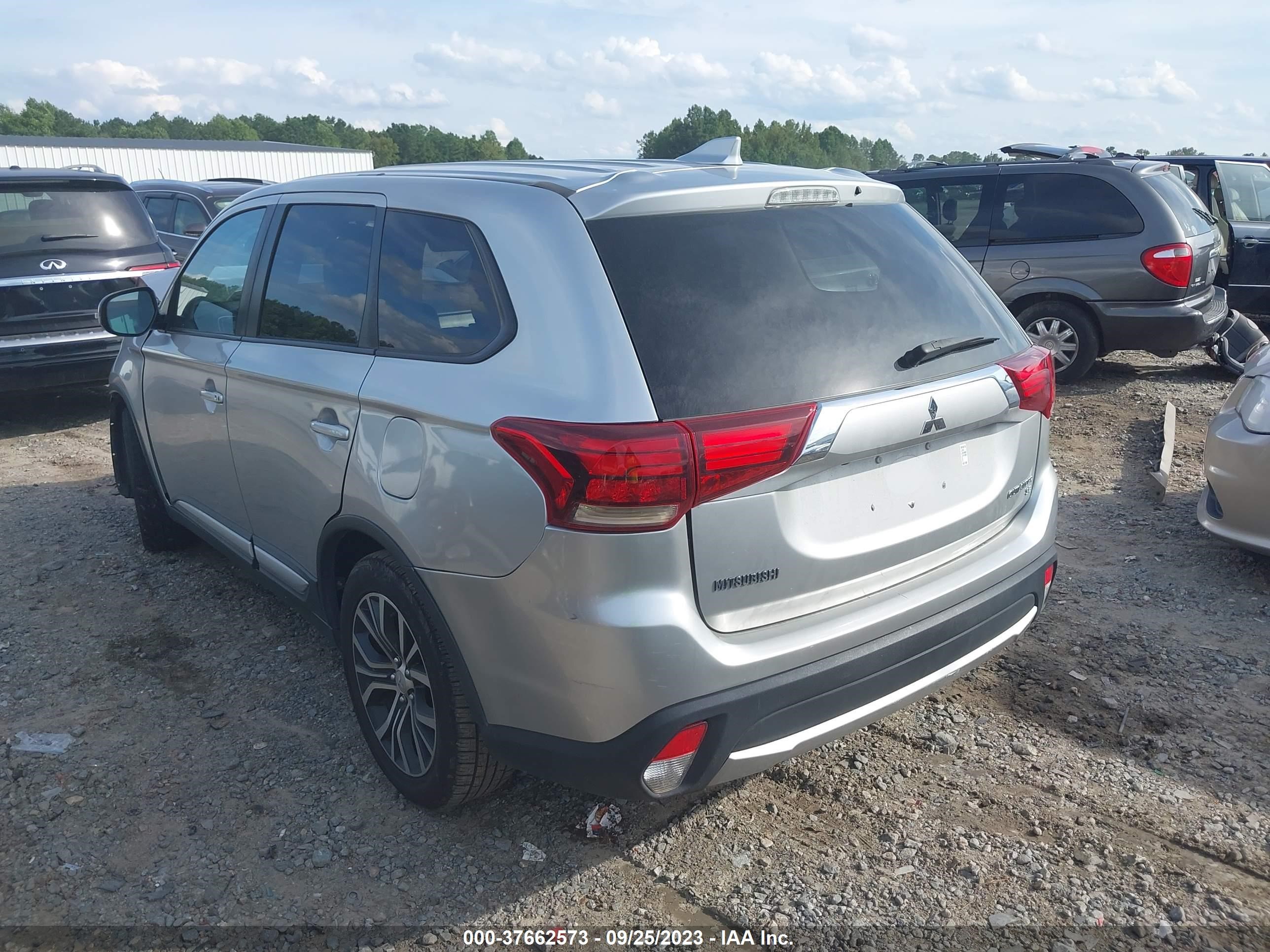 Photo 2 VIN: JA4AD3A30JJ001318 - MITSUBISHI OUTLANDER 