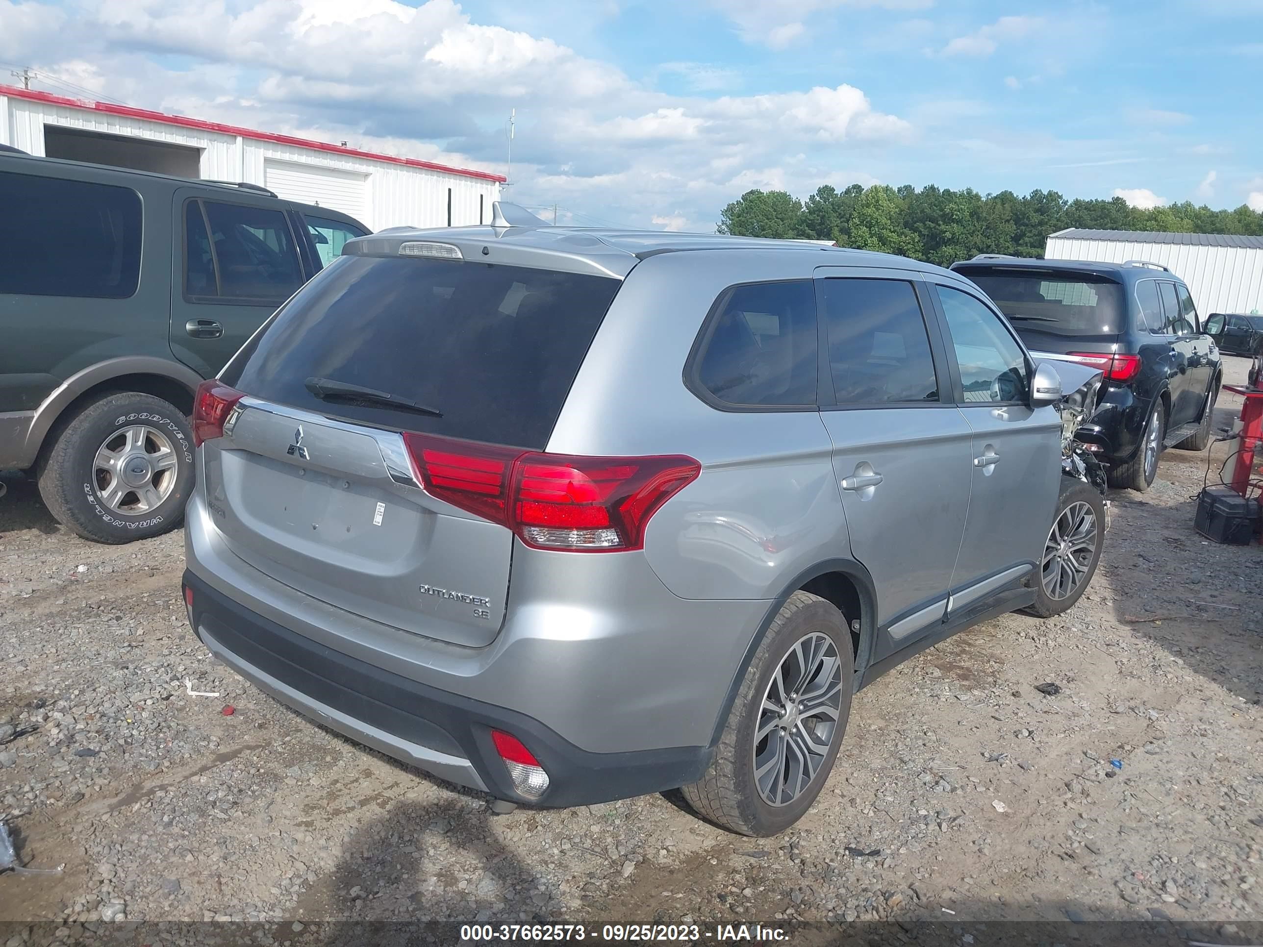 Photo 3 VIN: JA4AD3A30JJ001318 - MITSUBISHI OUTLANDER 