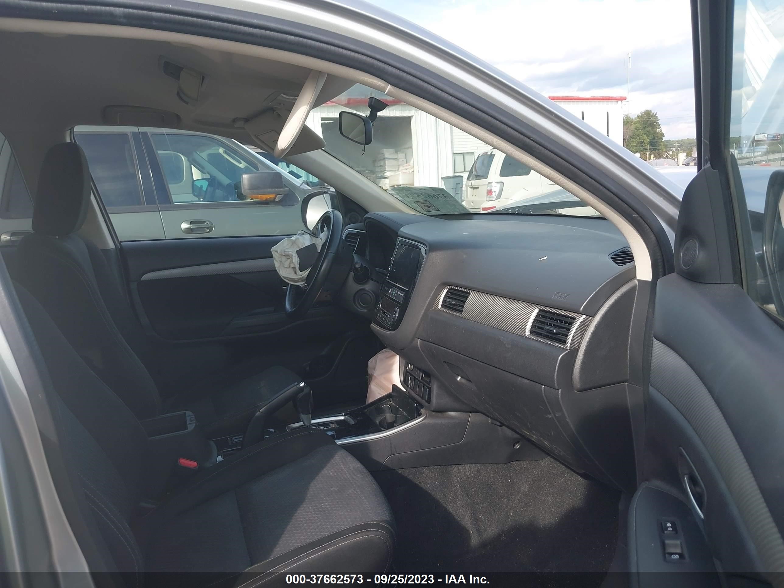 Photo 4 VIN: JA4AD3A30JJ001318 - MITSUBISHI OUTLANDER 