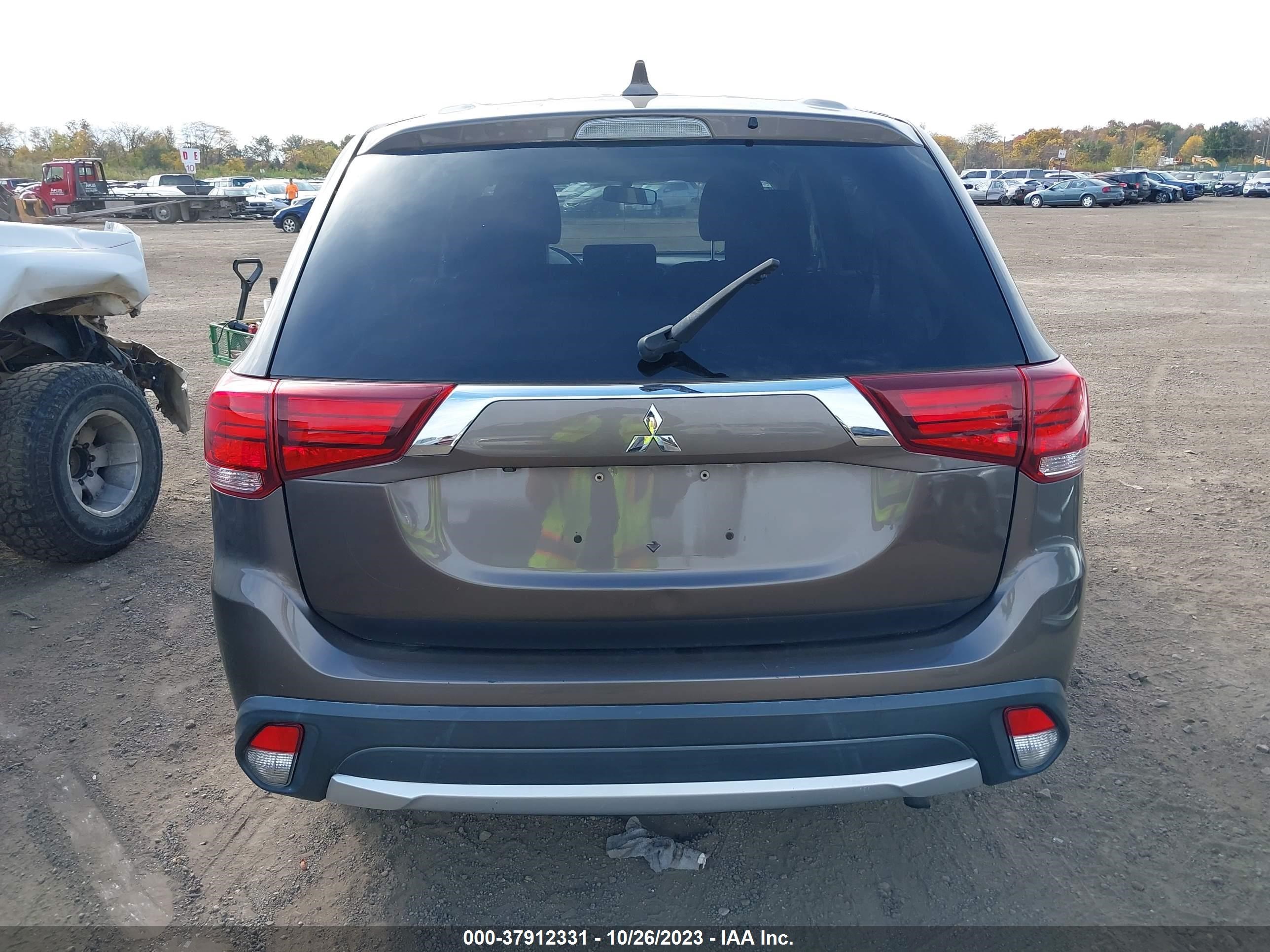 Photo 15 VIN: JA4AD3A31HZ024330 - MITSUBISHI OUTLANDER 