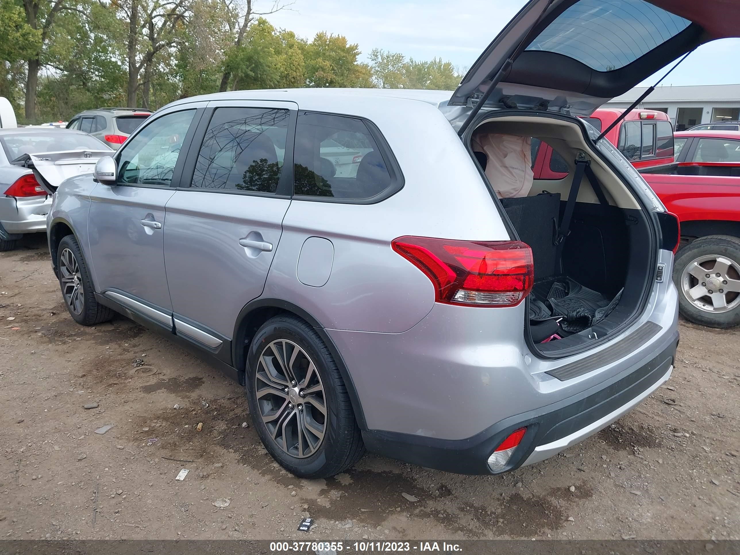 Photo 2 VIN: JA4AD3A31HZ043346 - MITSUBISHI OUTLANDER 