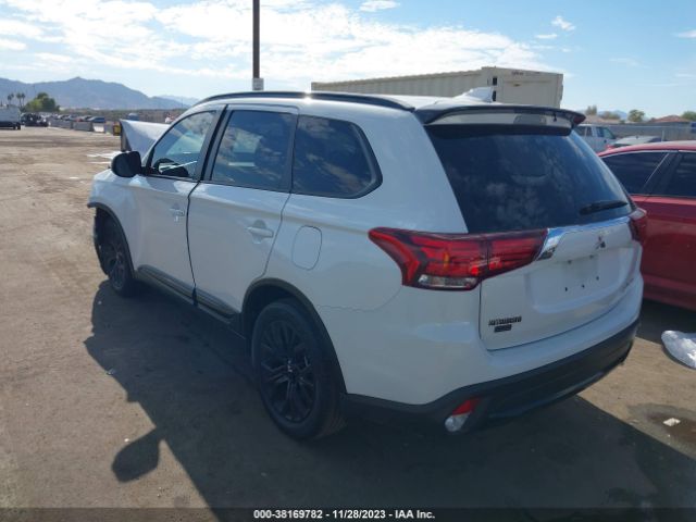 Photo 2 VIN: JA4AD3A31JZ054451 - MITSUBISHI OUTLANDER 