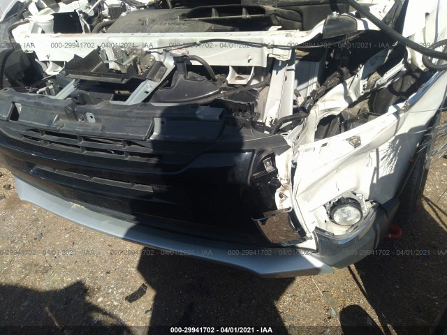 Photo 5 VIN: JA4AD3A31JZ068611 - MITSUBISHI OUTLANDER 