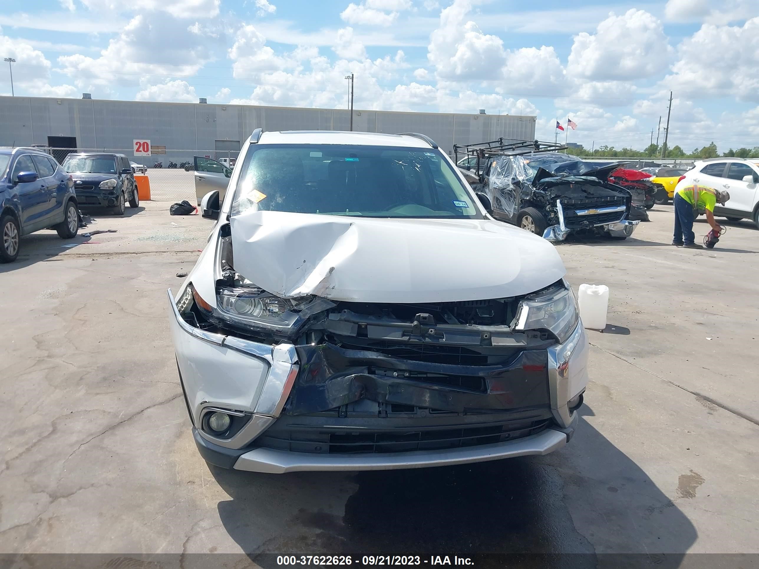 Photo 12 VIN: JA4AD3A33GZ053200 - MITSUBISHI OUTLANDER 