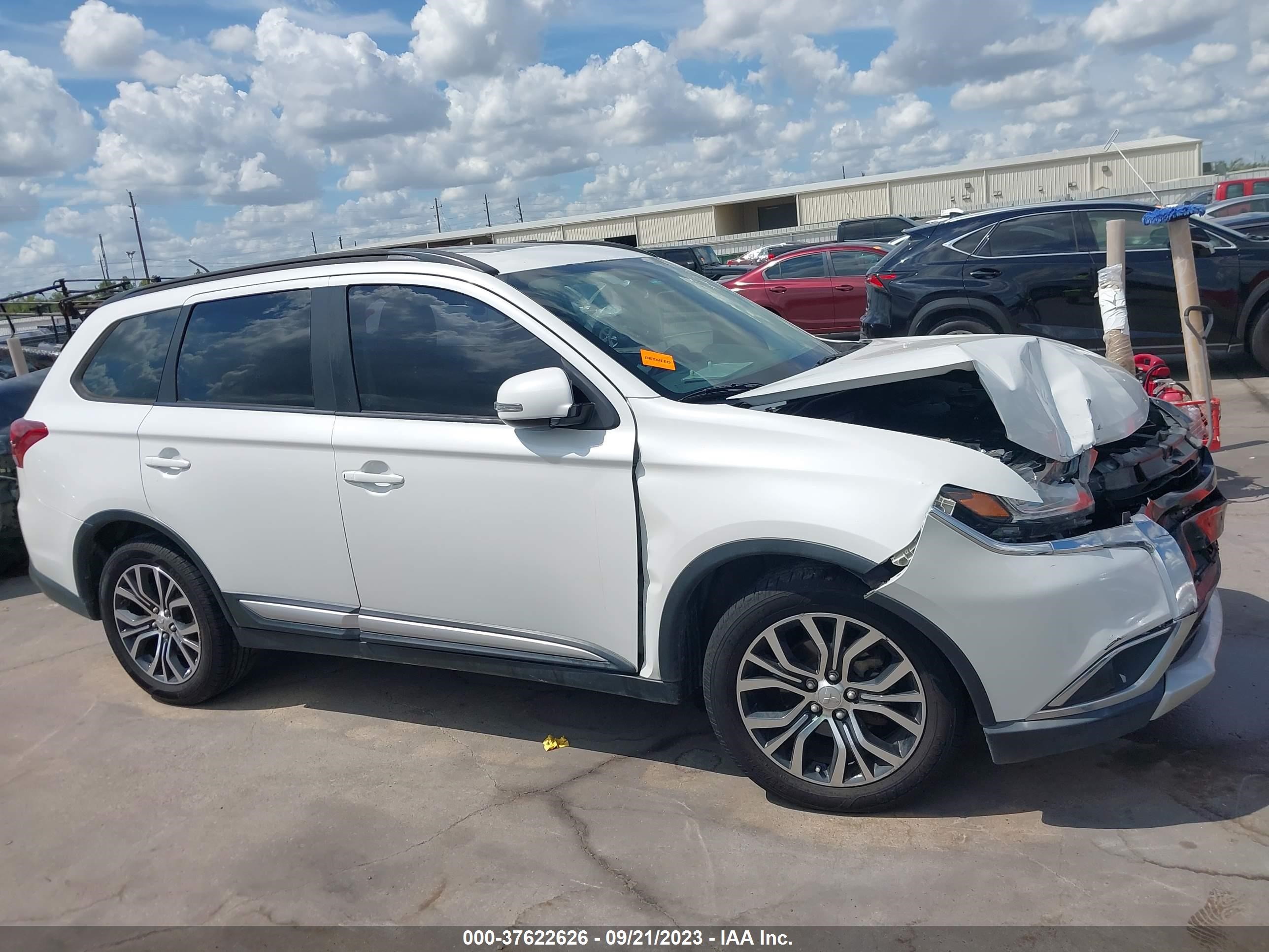 Photo 13 VIN: JA4AD3A33GZ053200 - MITSUBISHI OUTLANDER 