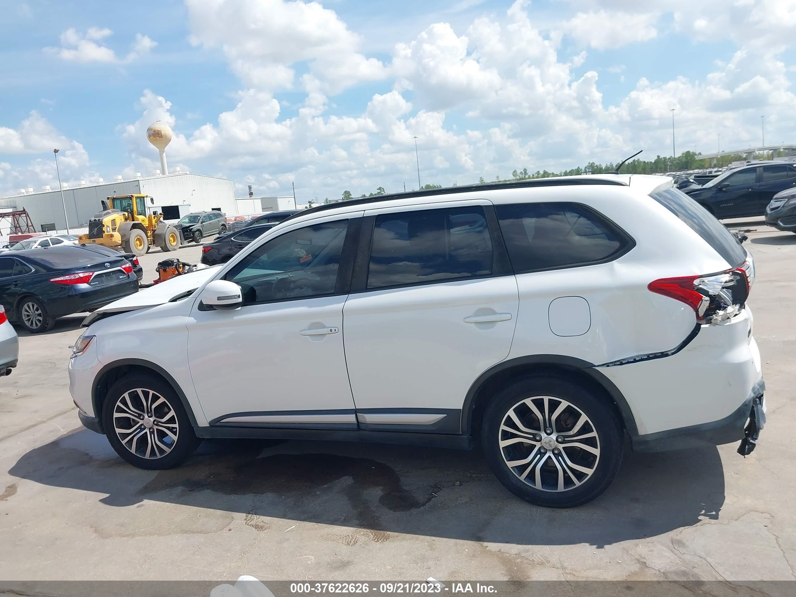 Photo 14 VIN: JA4AD3A33GZ053200 - MITSUBISHI OUTLANDER 