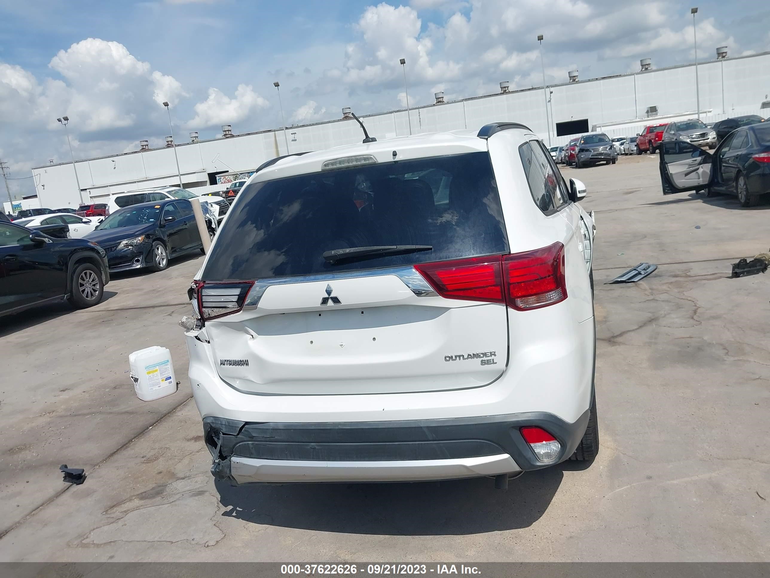 Photo 16 VIN: JA4AD3A33GZ053200 - MITSUBISHI OUTLANDER 