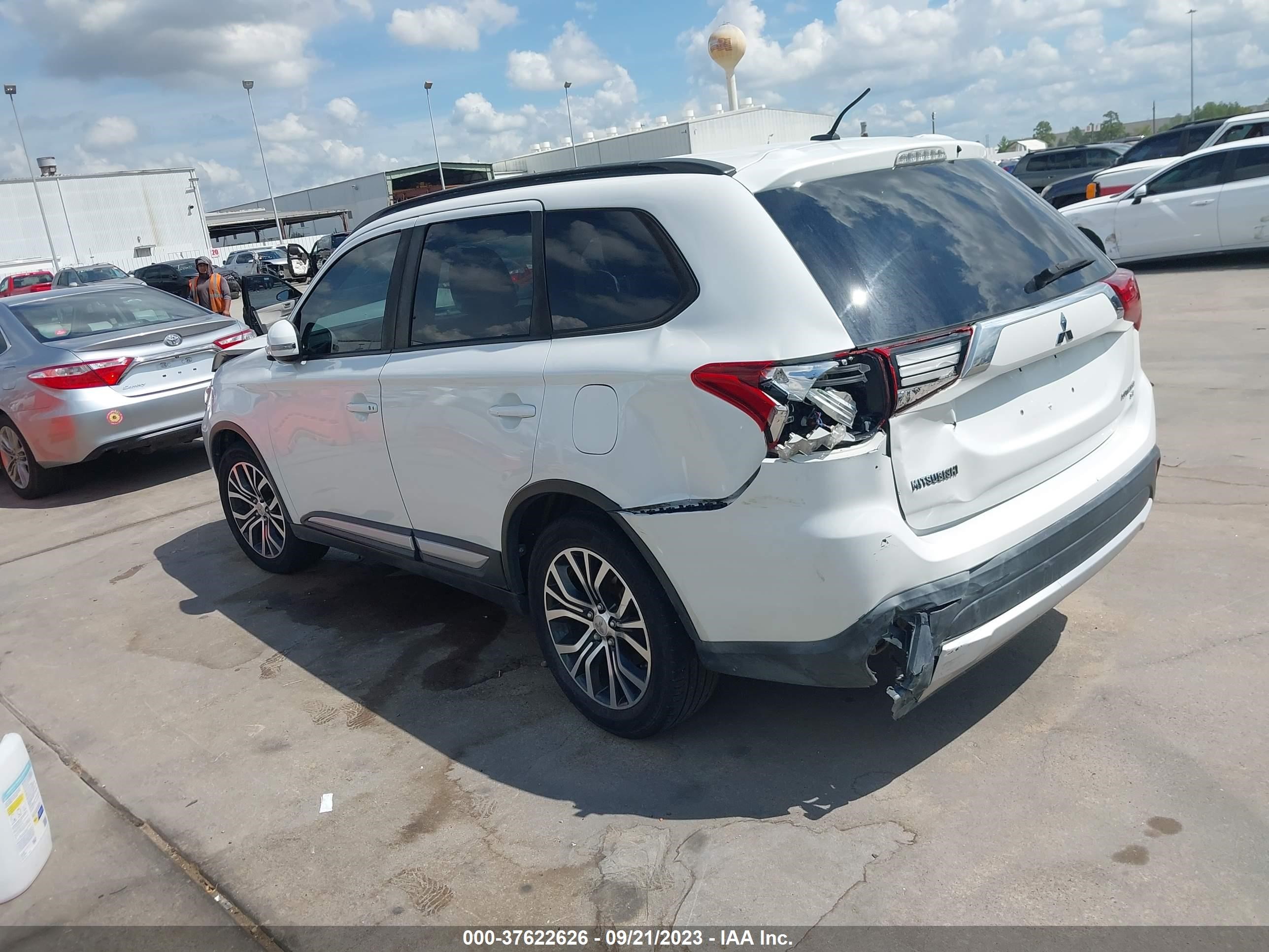 Photo 2 VIN: JA4AD3A33GZ053200 - MITSUBISHI OUTLANDER 