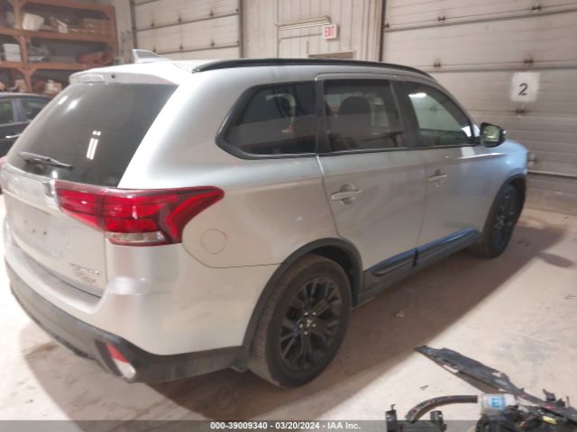 Photo 3 VIN: JA4AD3A33JZ066455 - MITSUBISHI OUTLANDER 