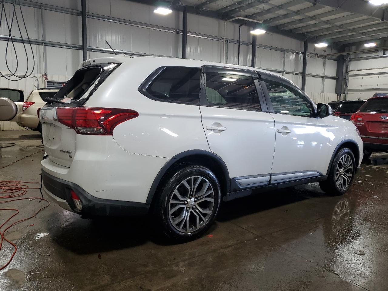 Photo 2 VIN: JA4AD3A34GZ010677 - MITSUBISHI OUTLANDER 