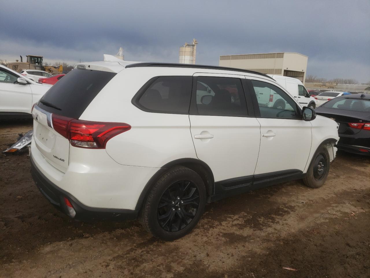 Photo 2 VIN: JA4AD3A34JZ060728 - MITSUBISHI OUTLANDER 