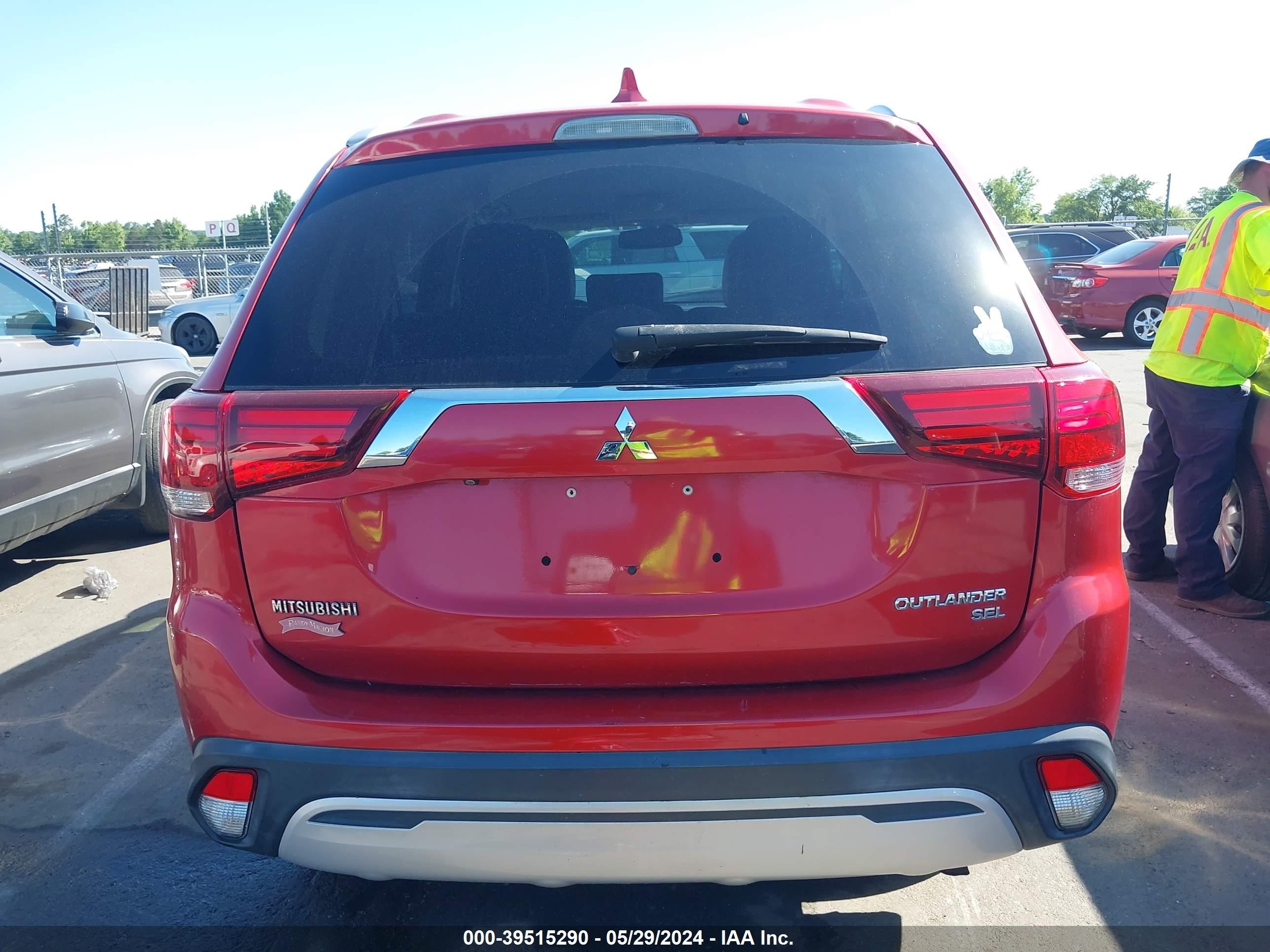 Photo 15 VIN: JA4AD3A34KZ034647 - MITSUBISHI OUTLANDER 