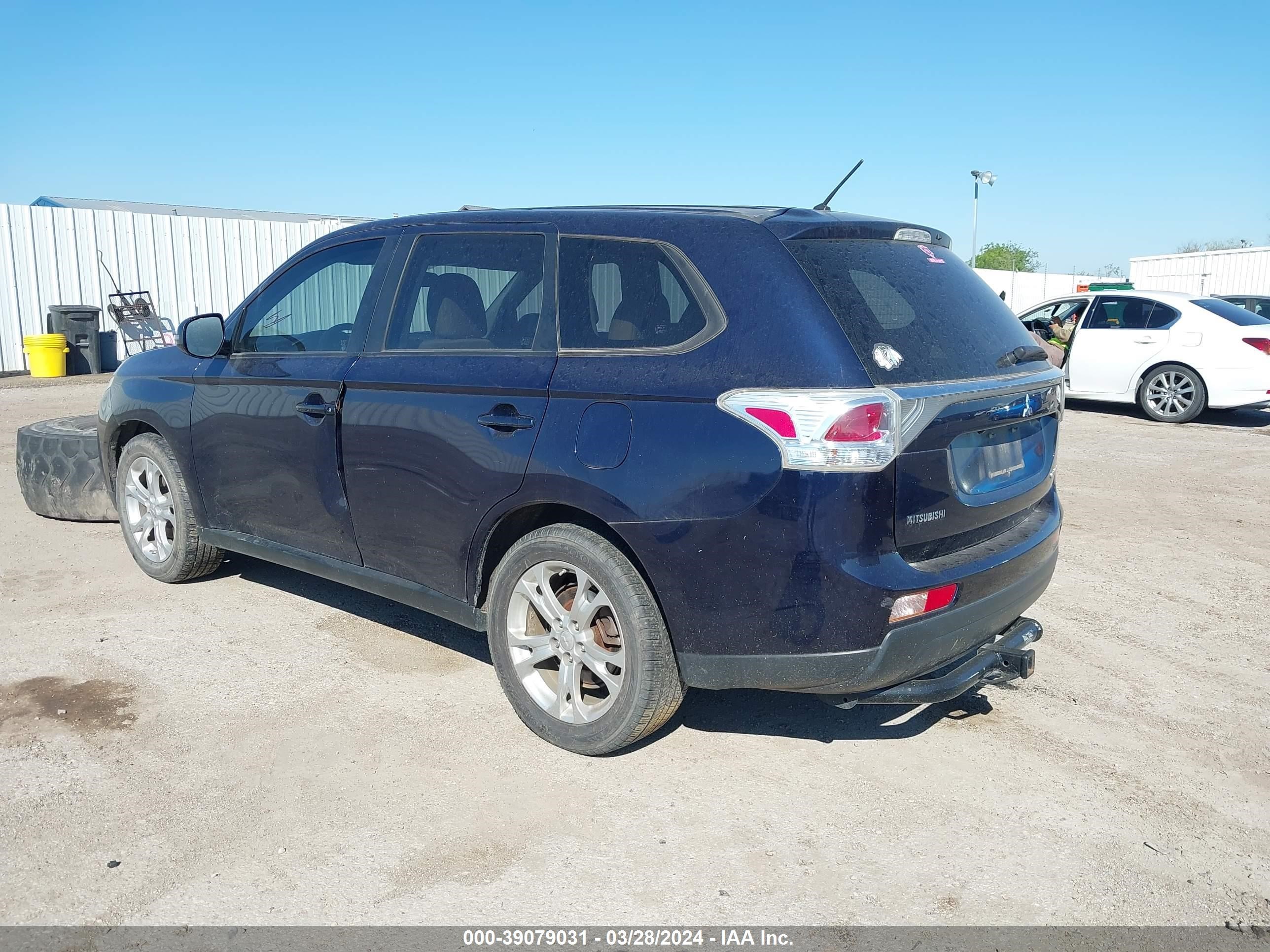 Photo 2 VIN: JA4AD3A35EZ011320 - MITSUBISHI OUTLANDER 