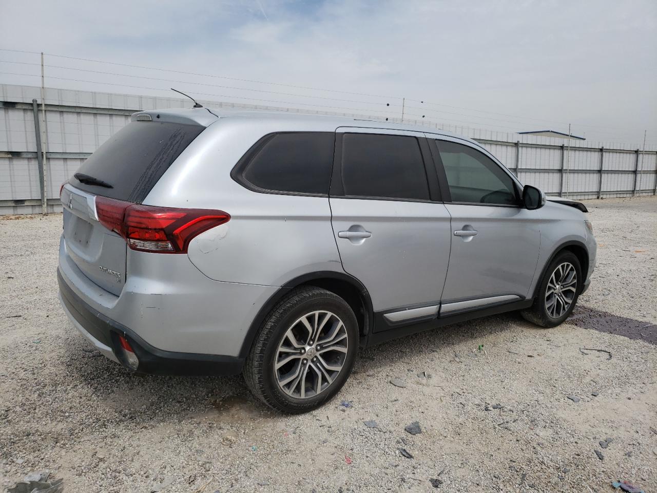 Photo 2 VIN: JA4AD3A36GZ001589 - MITSUBISHI OUTLANDER 